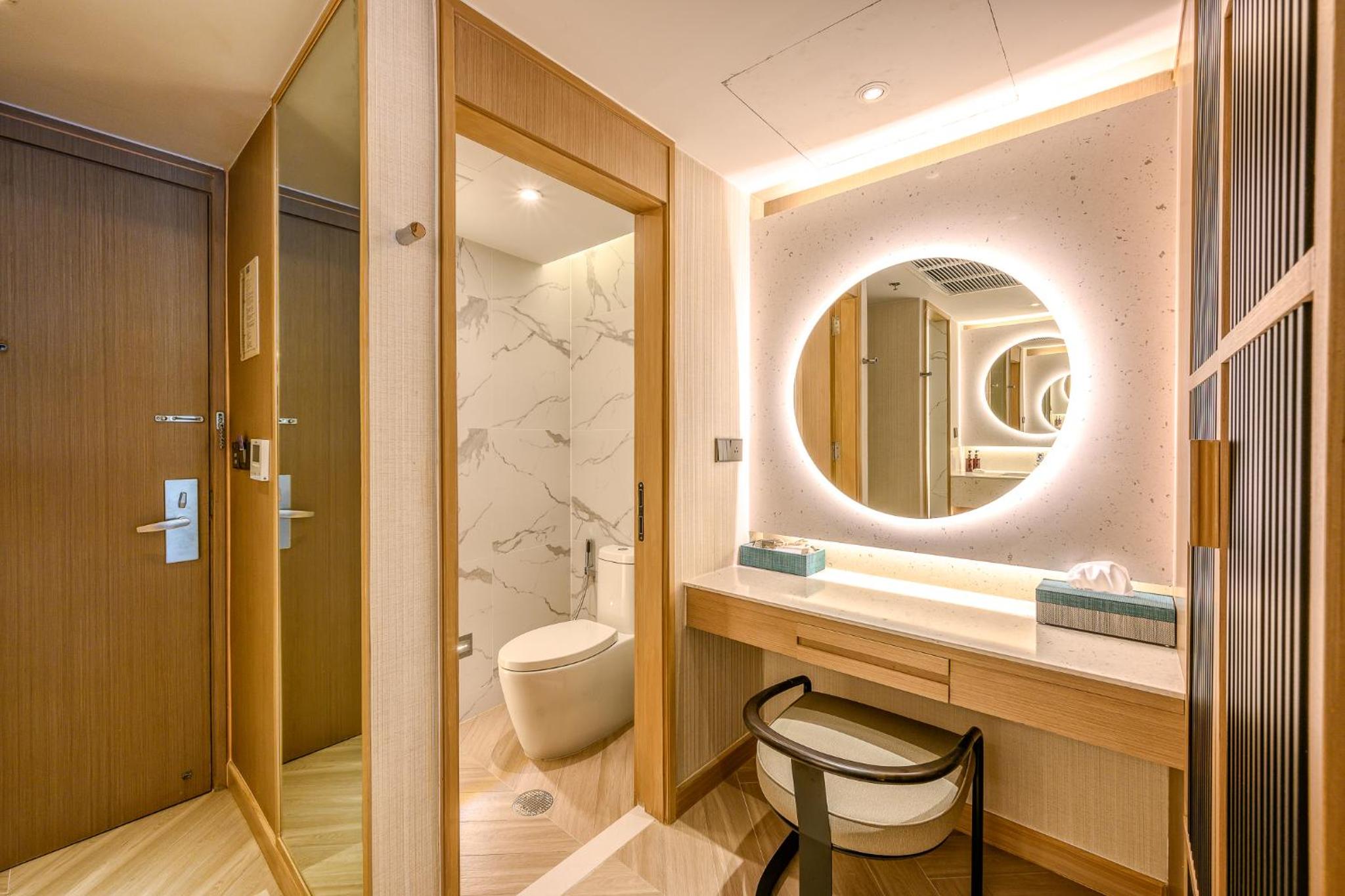 Premium King Room with Balcony and Pool View - Photo 2