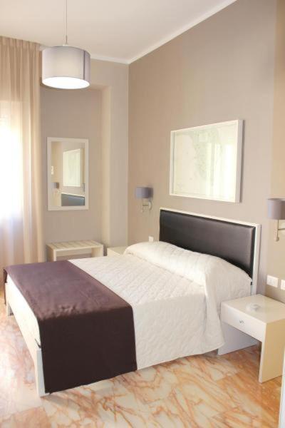 Standard Double Room - Photo 15