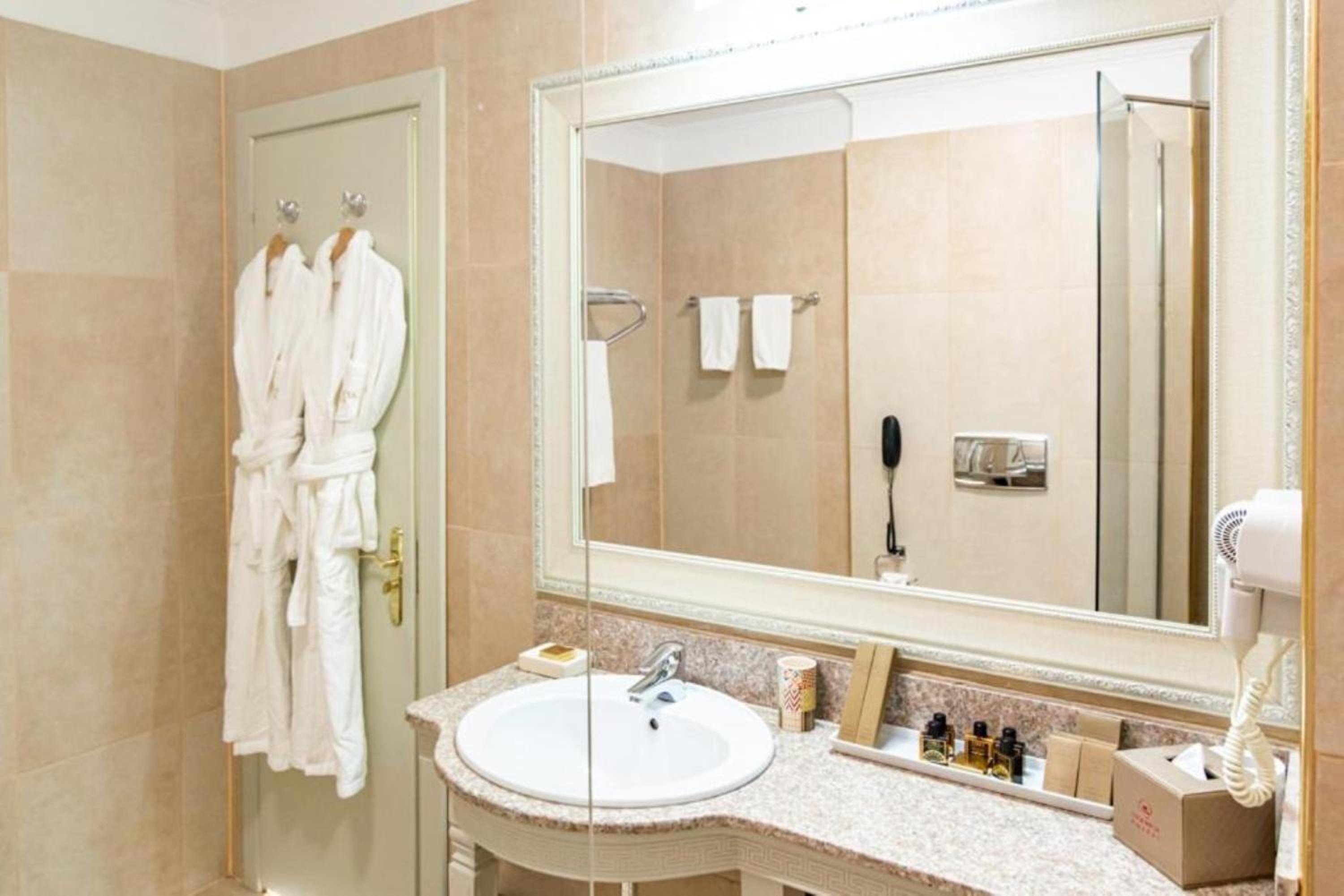 Premium Junior Suite - Photo 9