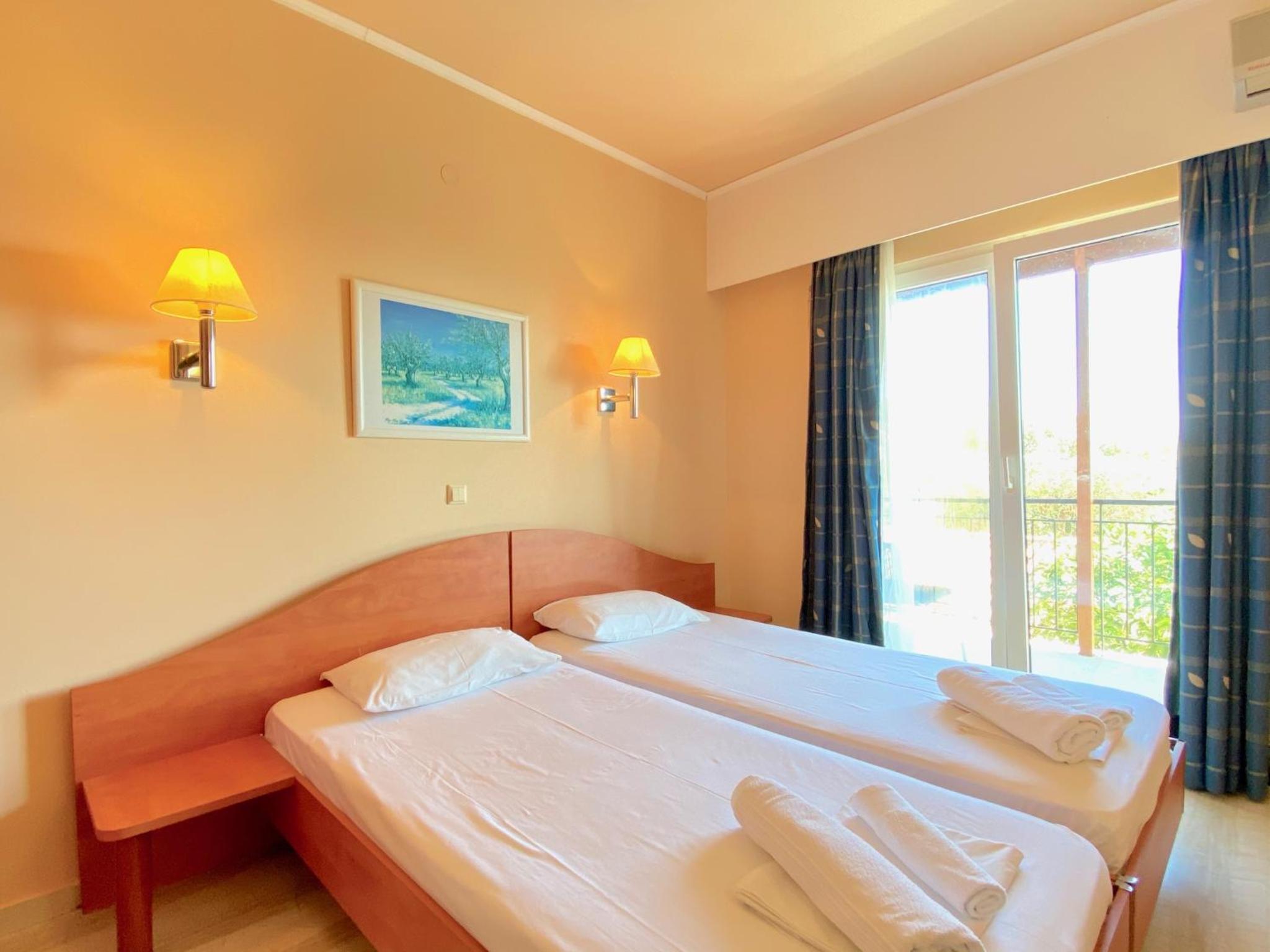 Six-Bedroom Villa photo 1