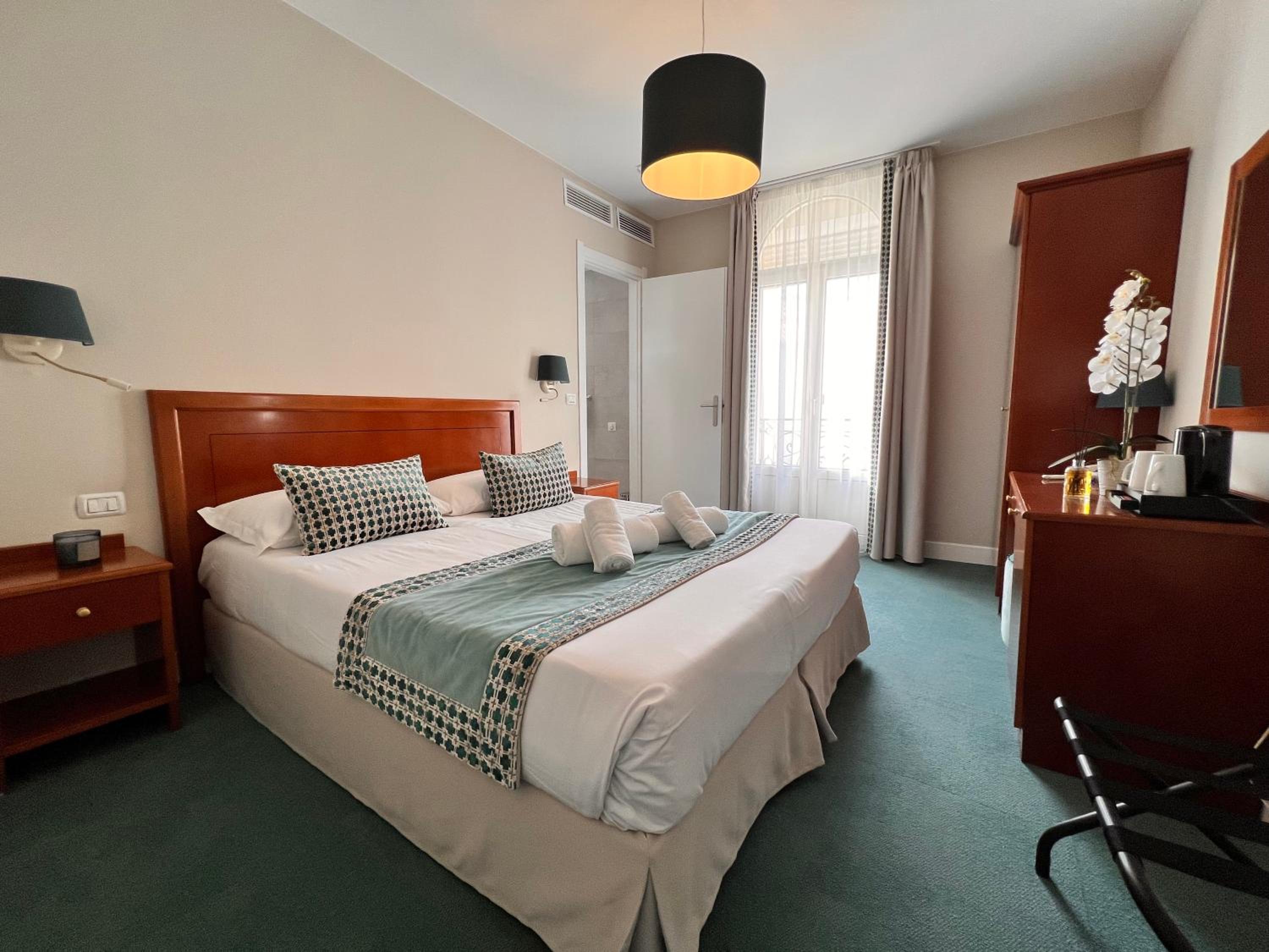 Deluxe Double or Twin Room - Photo 8