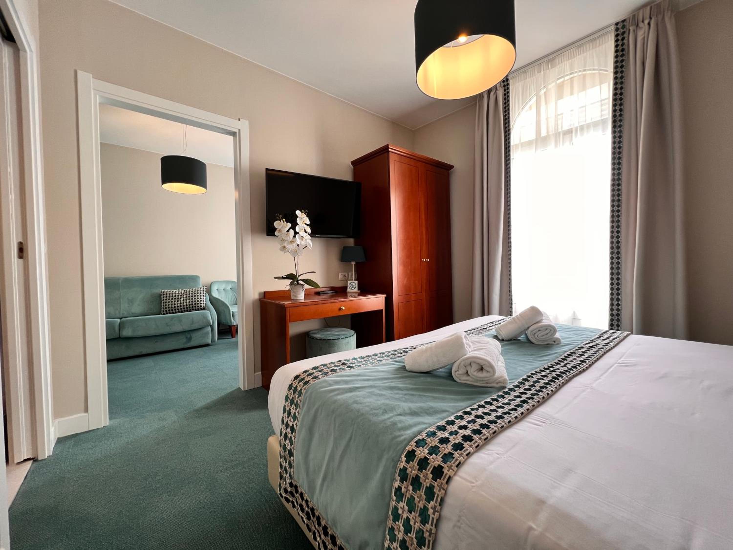 Suite - Photo 1