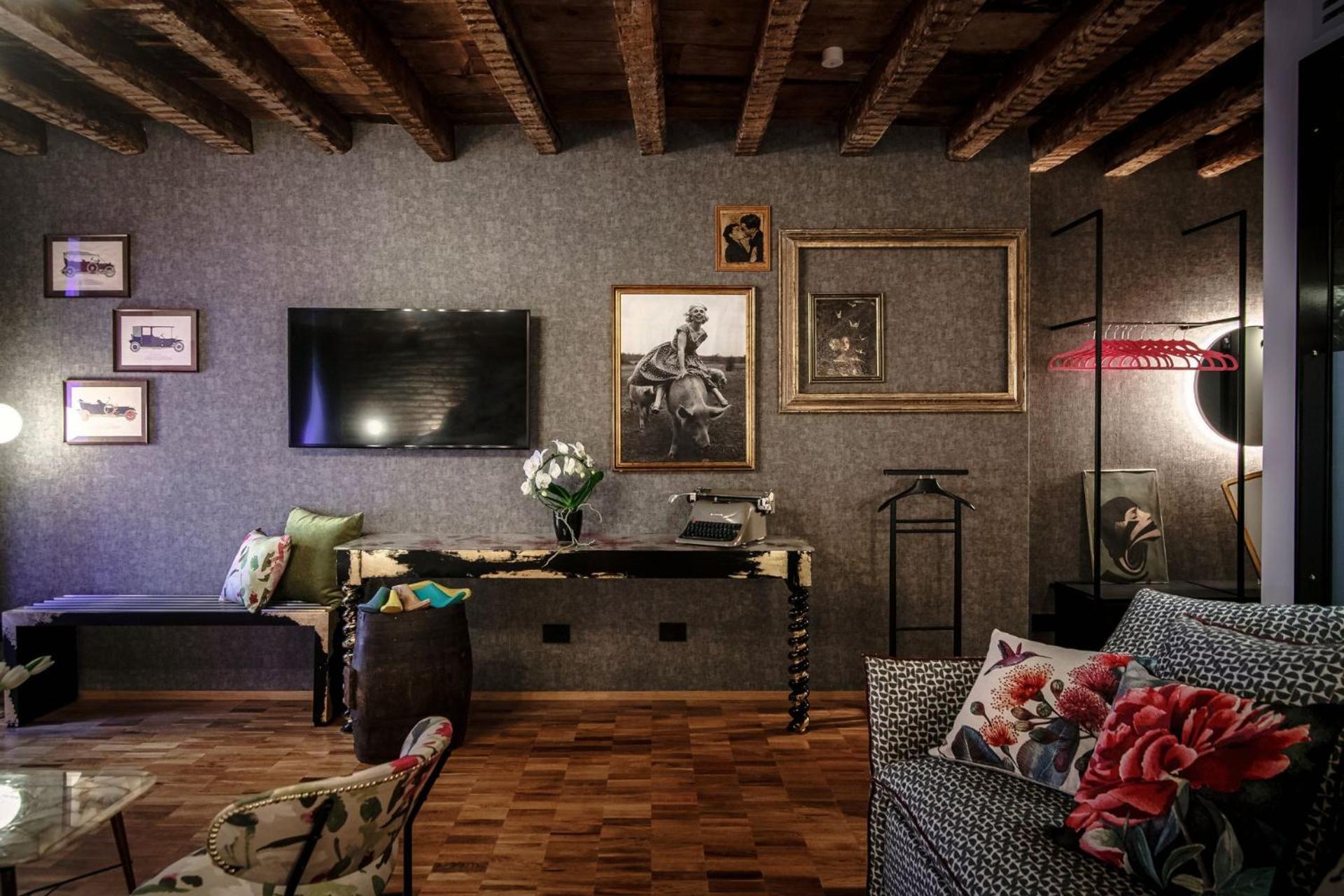 Deluxe Suite - Photo 11