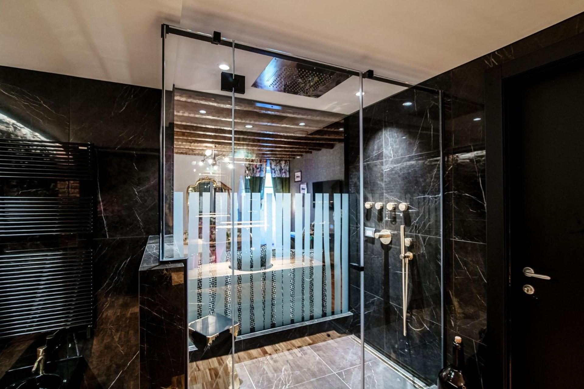 Deluxe Suite - Photo 5