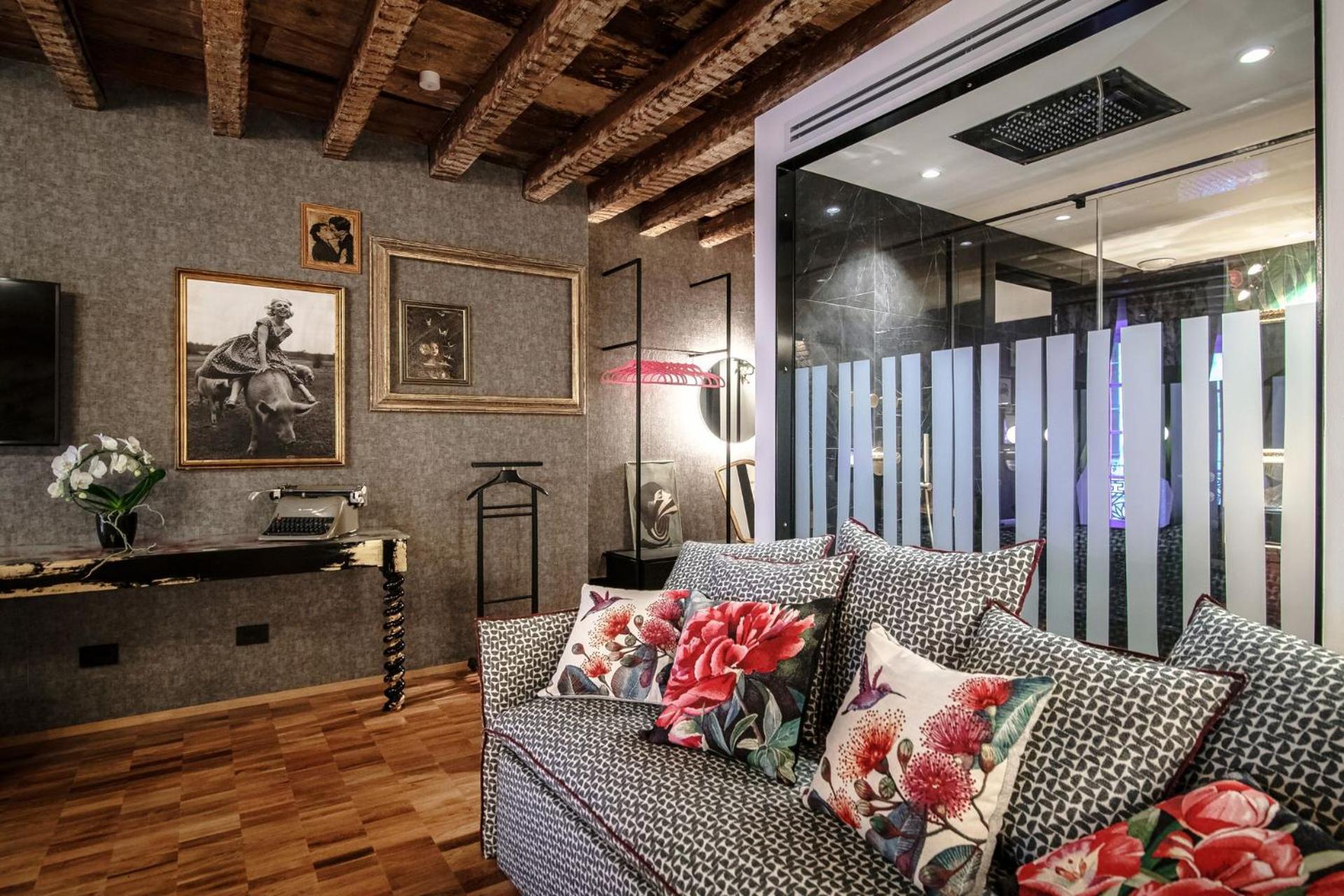 Deluxe Suite - Photo 10