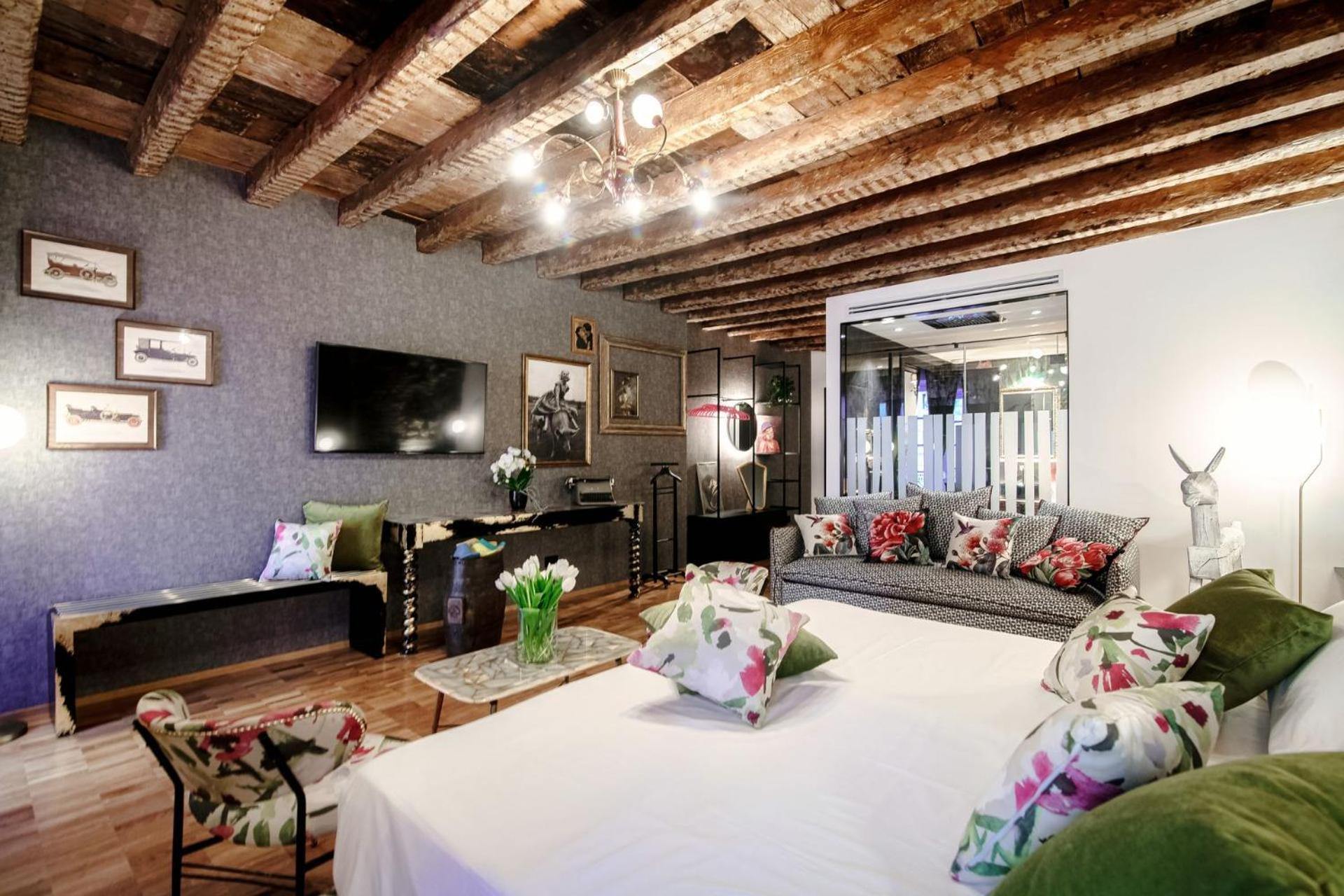 Deluxe Suite - Photo 15