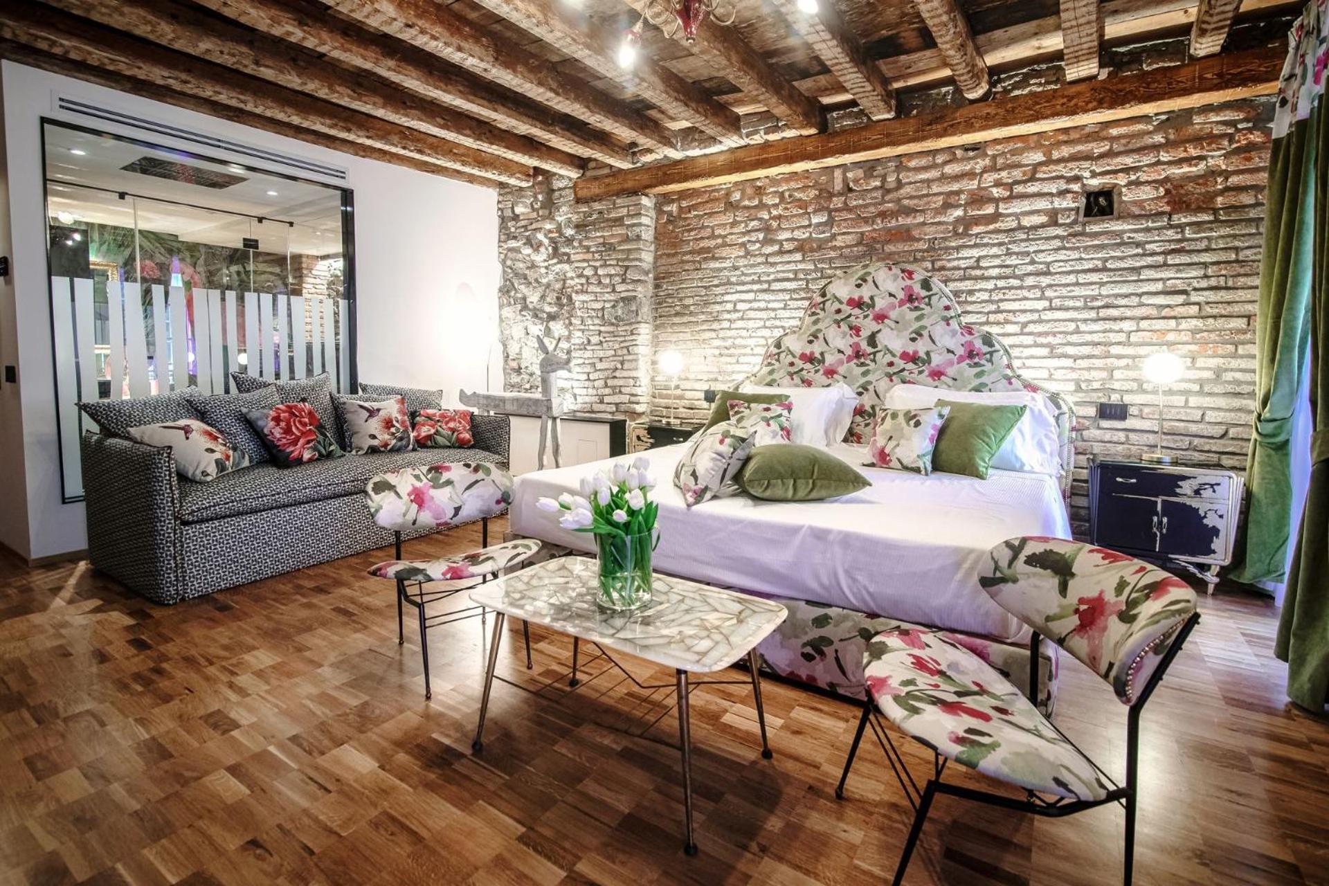 Deluxe Suite - Photo 17