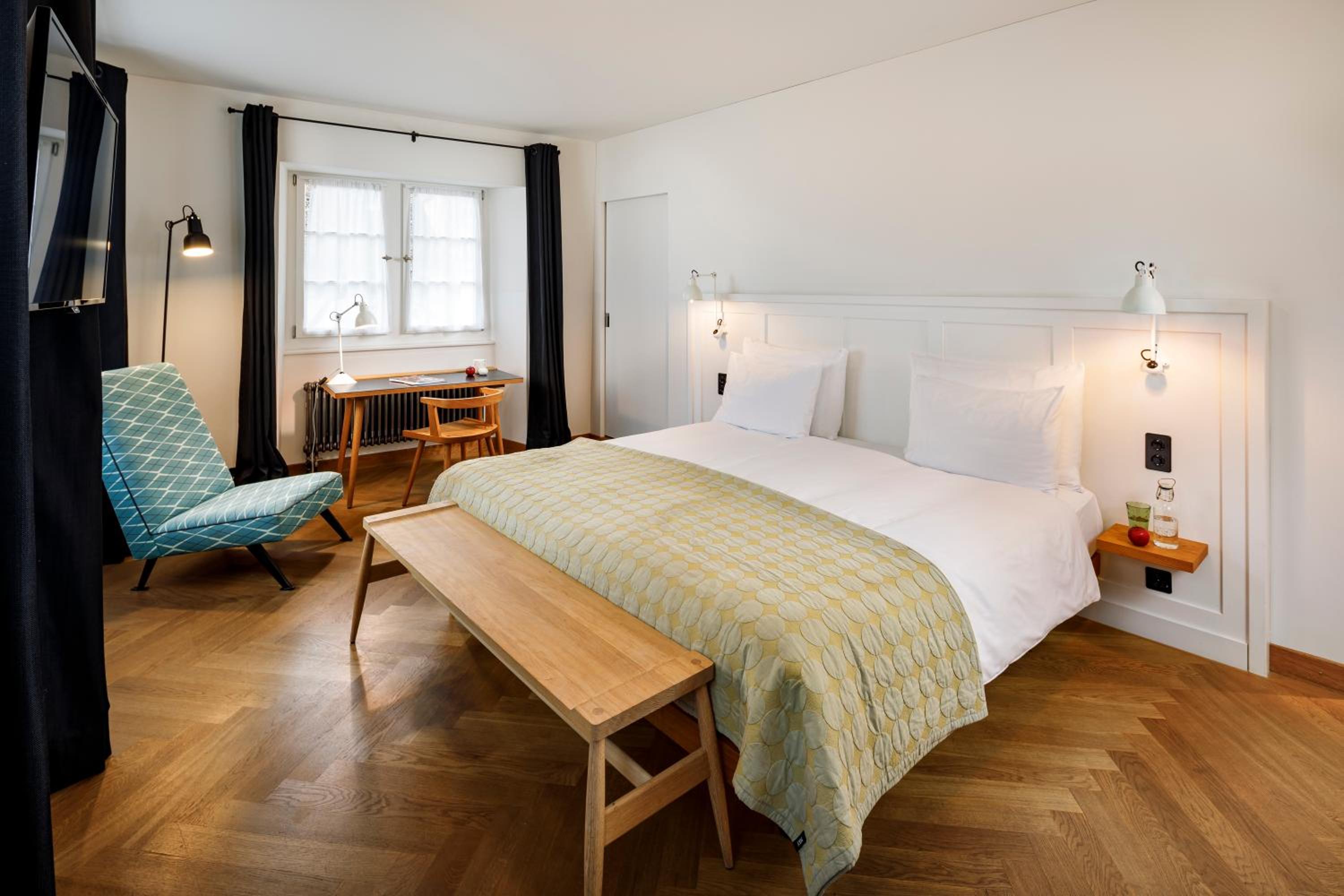 Large Double Room thumbnail 6