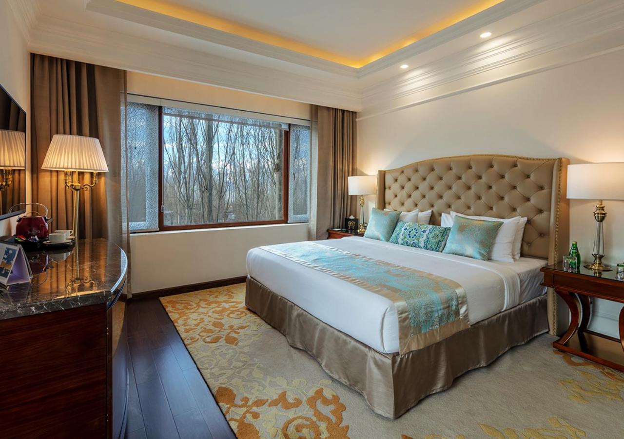 Deluxe Suite with Spa Bath - Photo 8