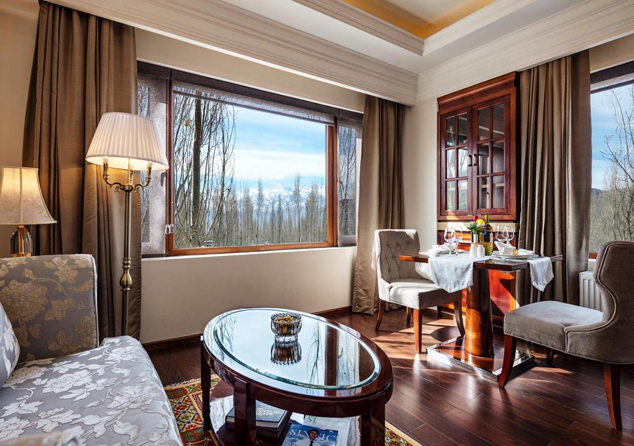 Deluxe Suite with Spa Bath - Photo 7