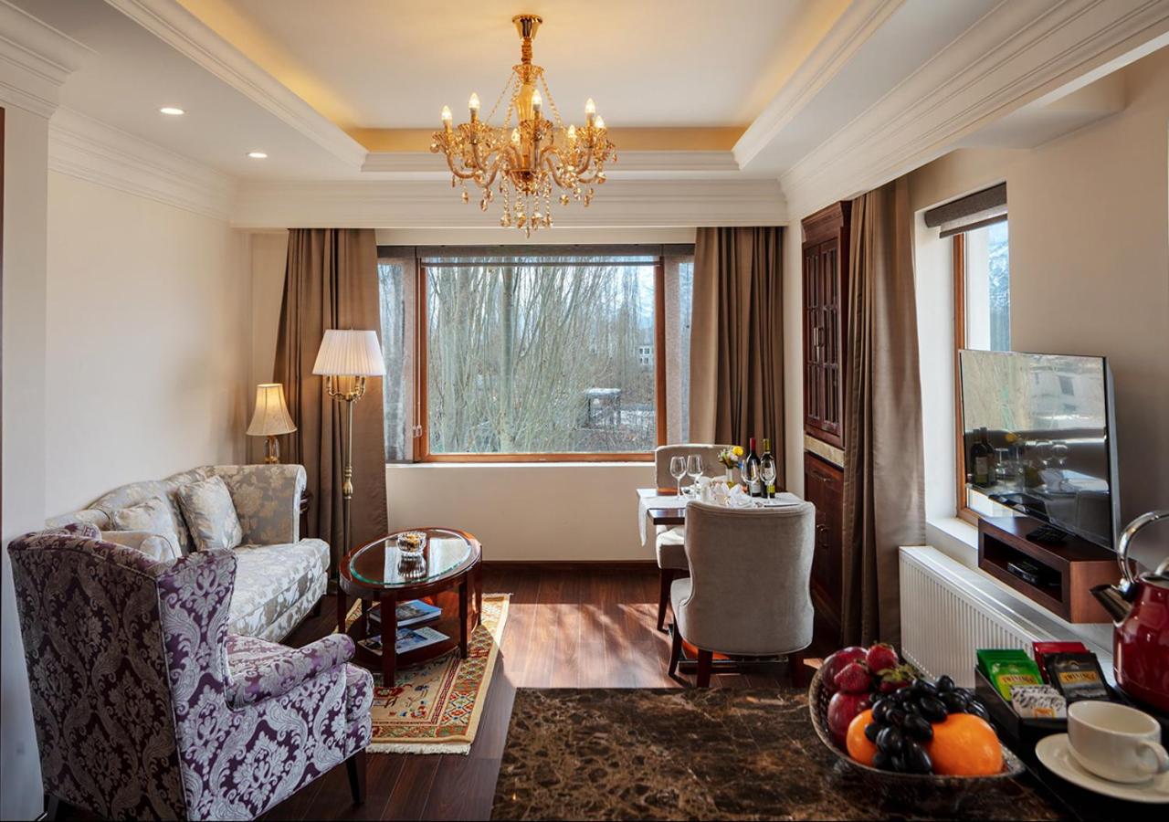Deluxe Suite with Spa Bath - Photo 5