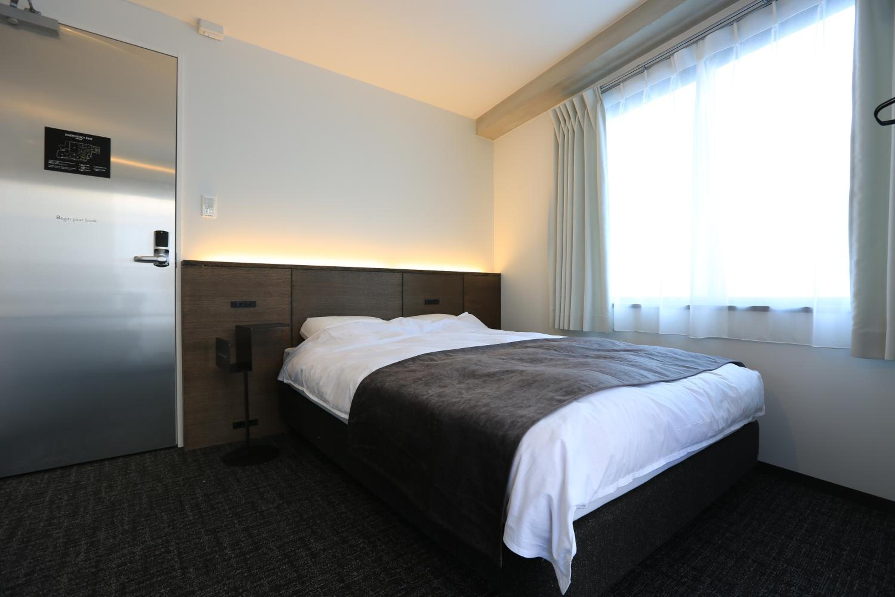 Standard Double Room with Shared Bathroom thumbnail 5