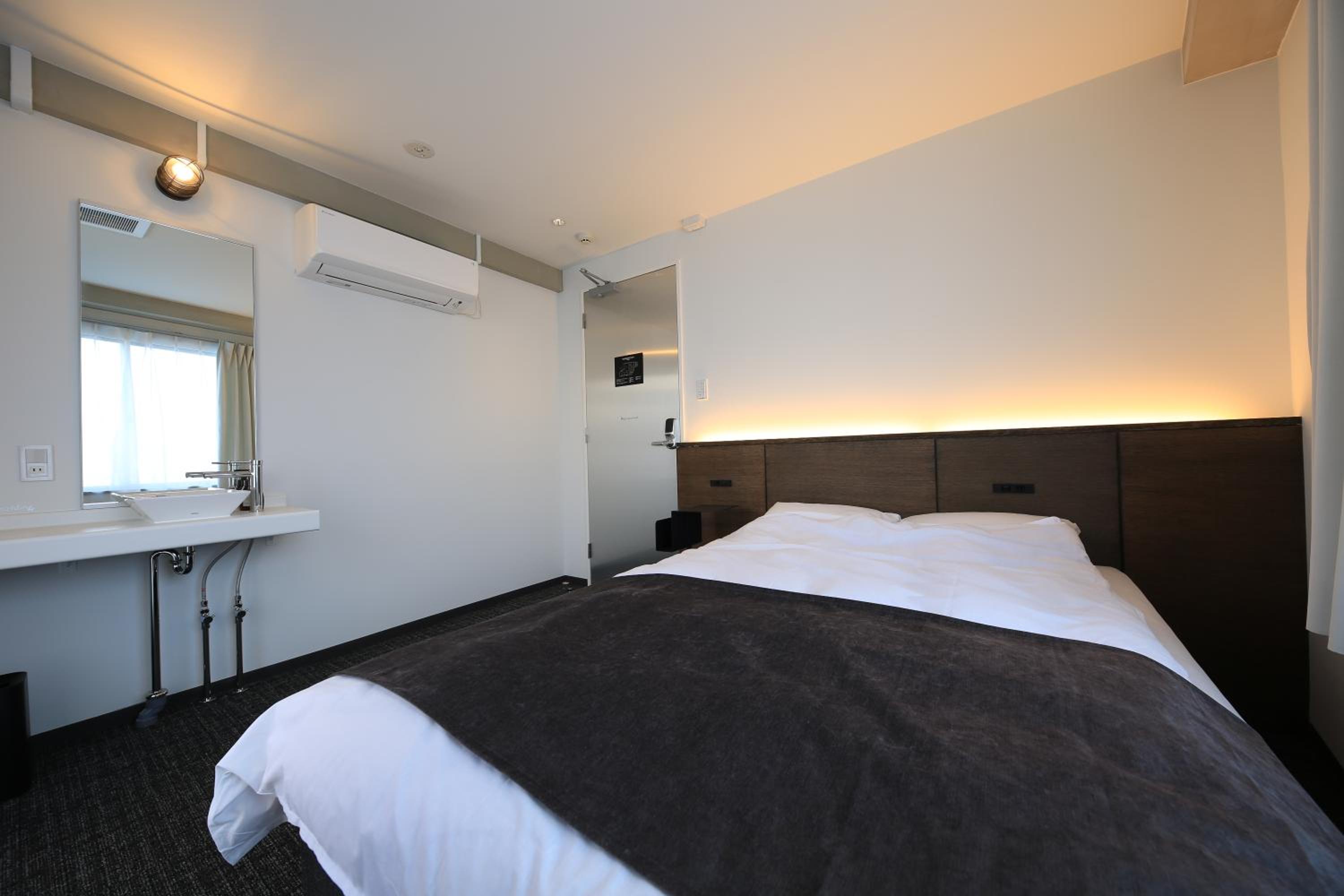 Standard Double Room with Shared Bathroom thumbnail 6