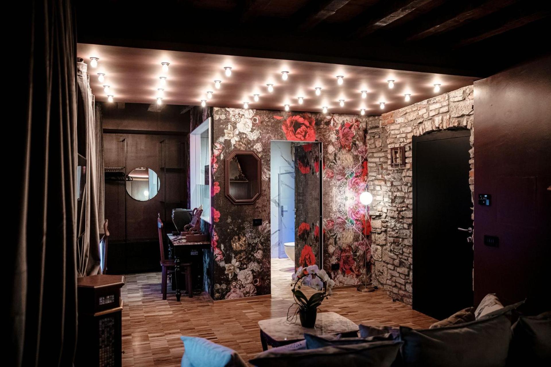 Superior Suite - Photo 9
