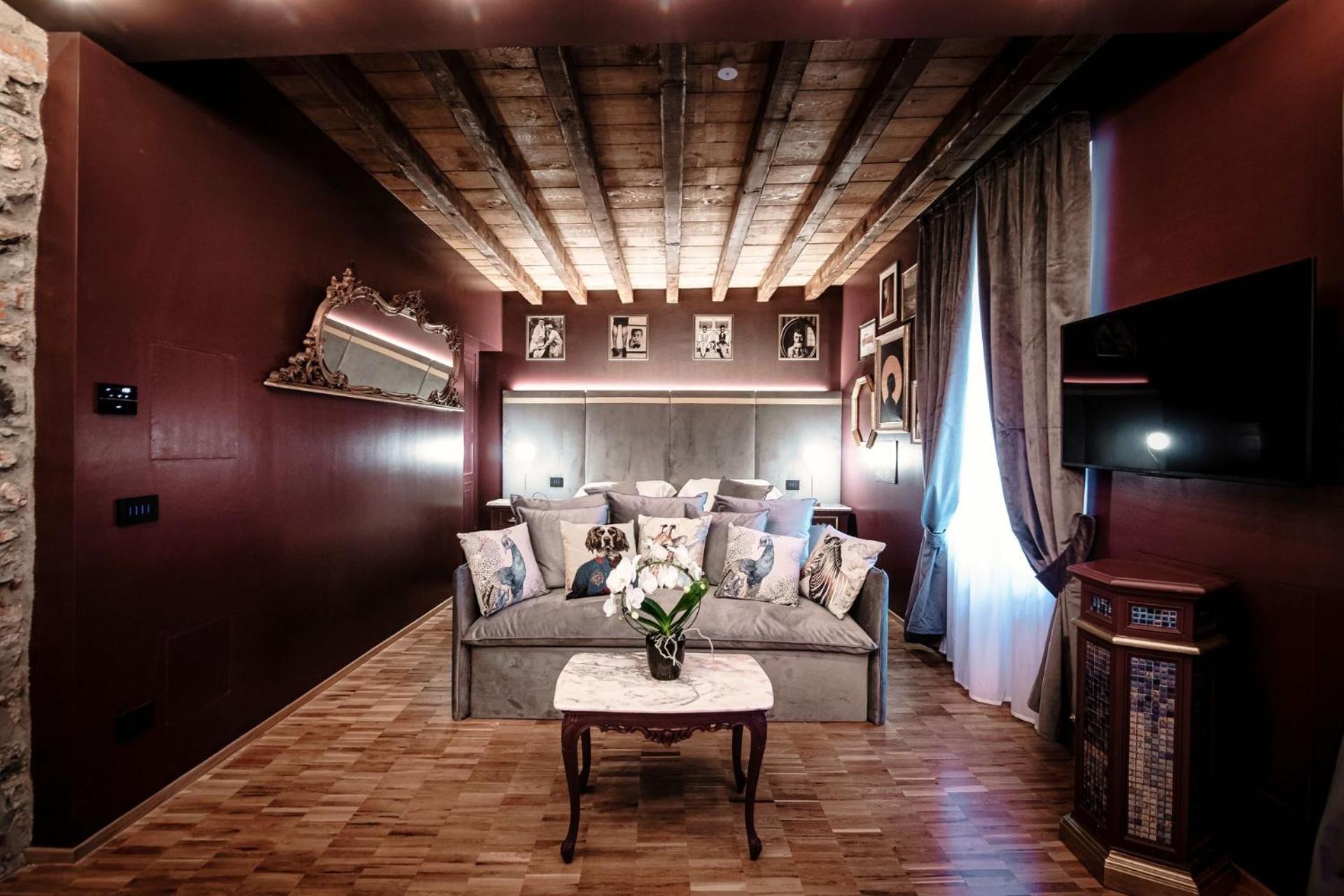 Superior Suite - Photo 10