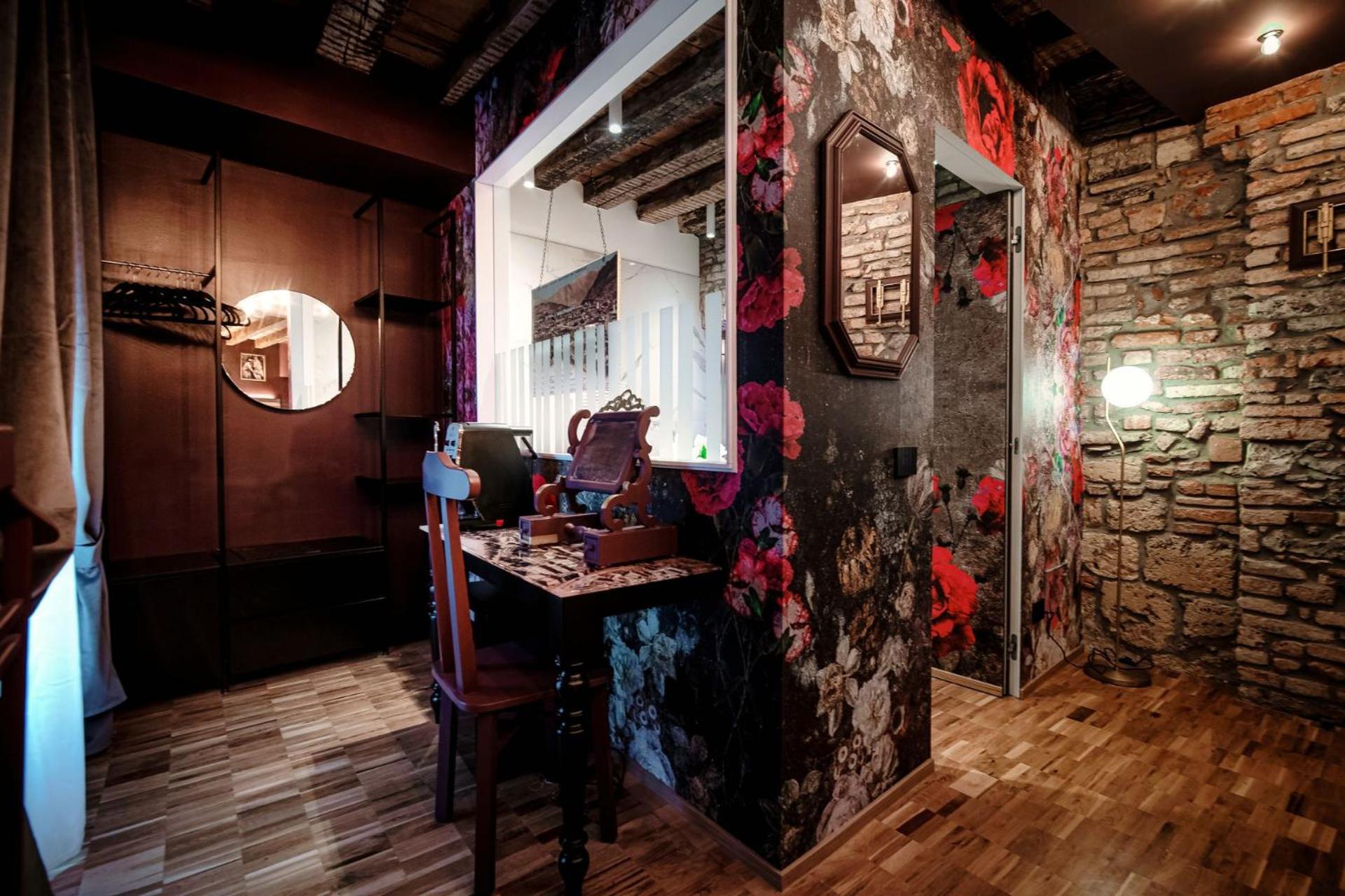 Superior Suite - Photo 11