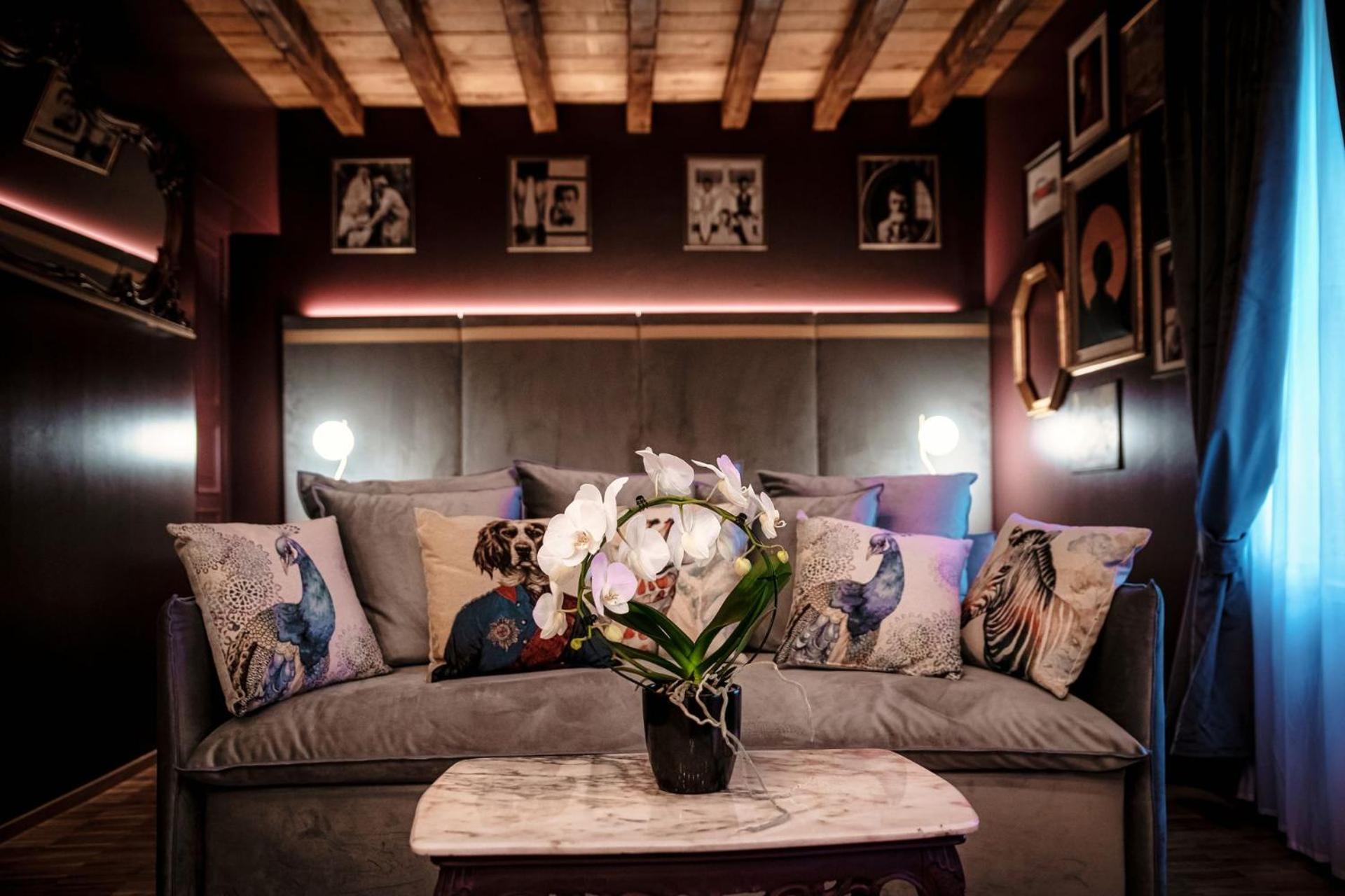 Superior Suite - Photo 12