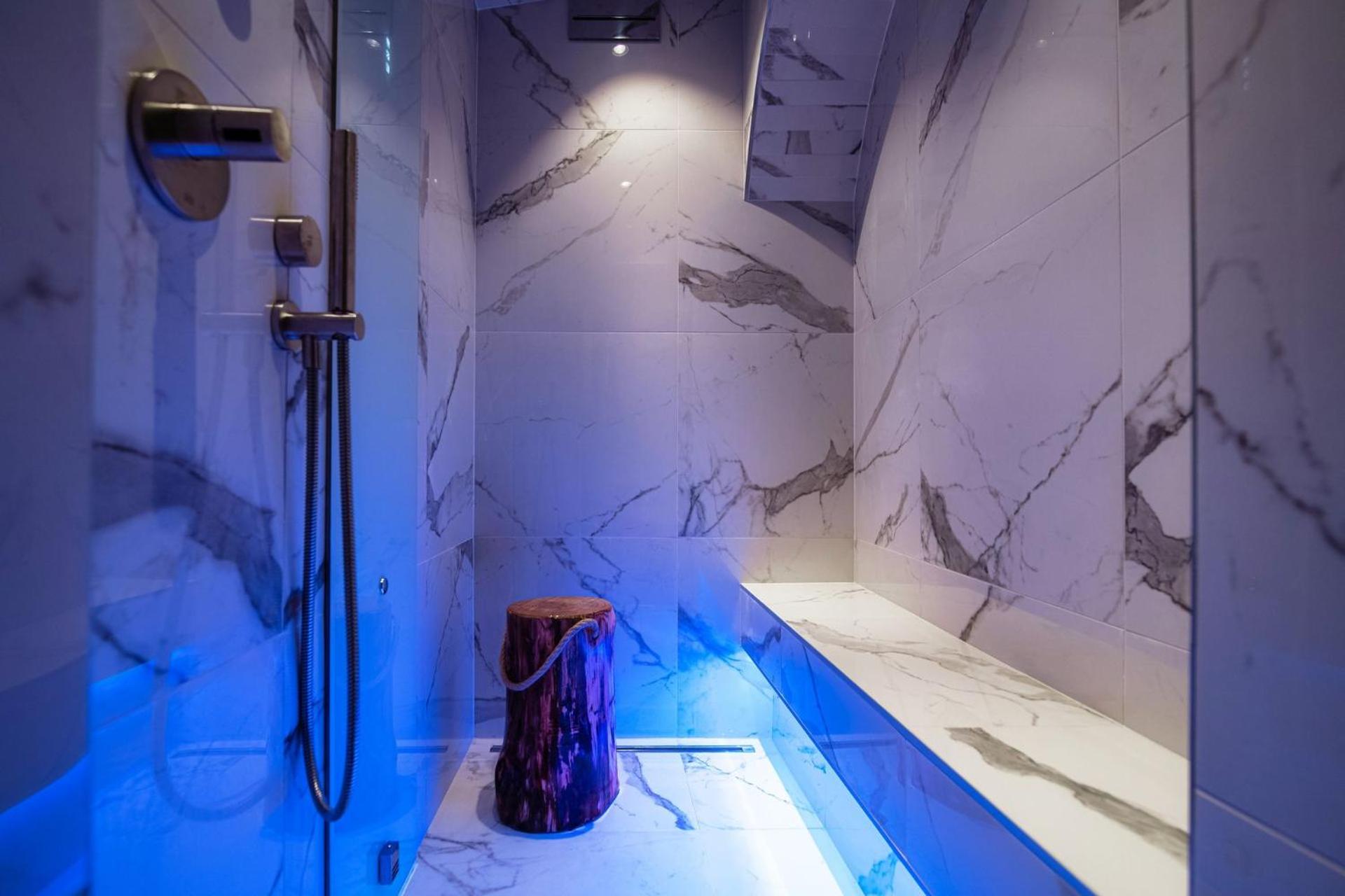 Superior Suite - Photo 8