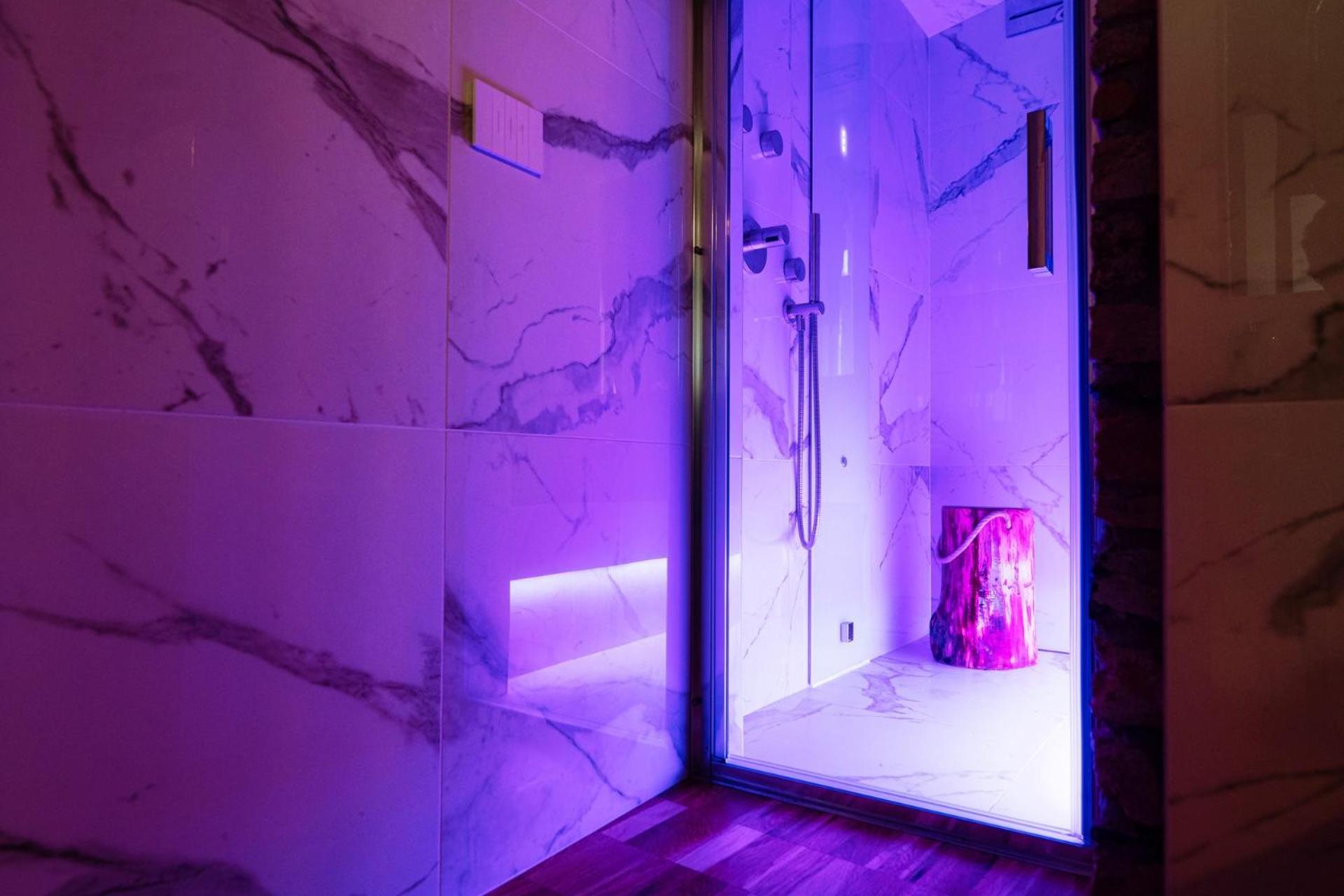 Superior Suite - Photo 9