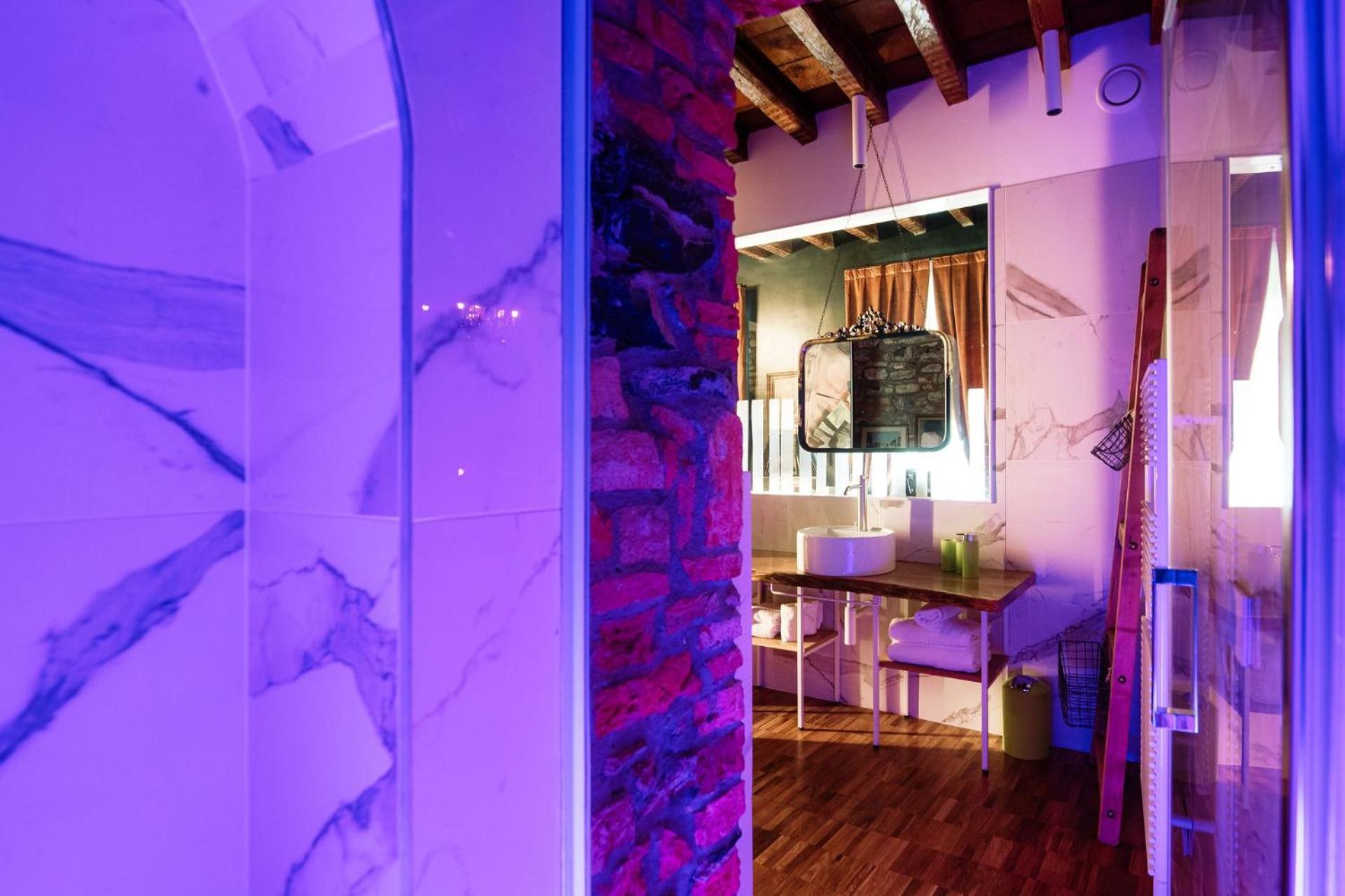 Superior Suite - Photo 11