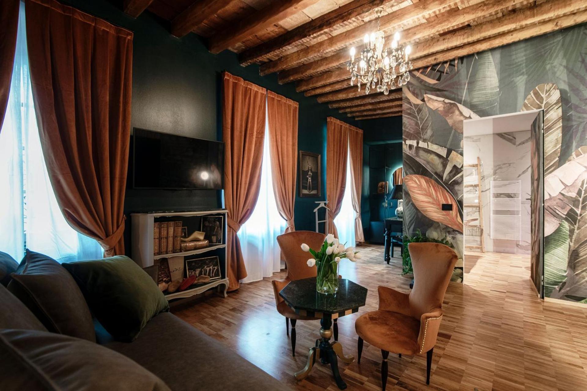 Superior Suite - Photo 16