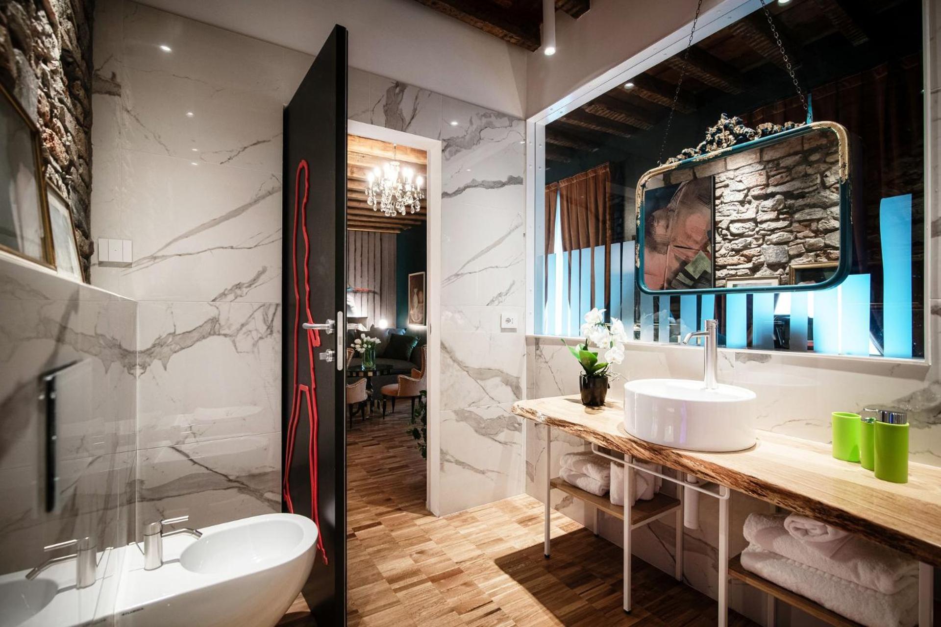 Superior Suite - Photo 10