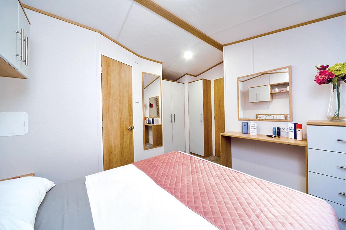 6 Berth Luxury Caravan 3 Bed photo 3