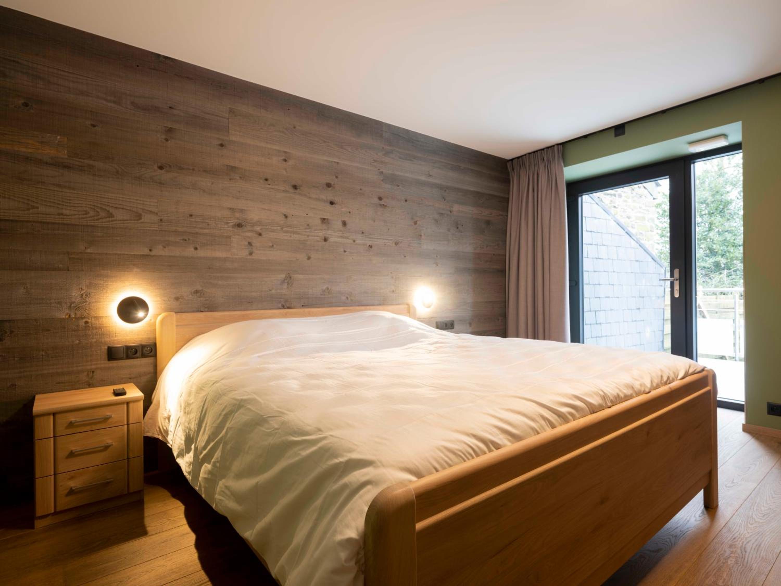 Eight-Bedroom House photo 1