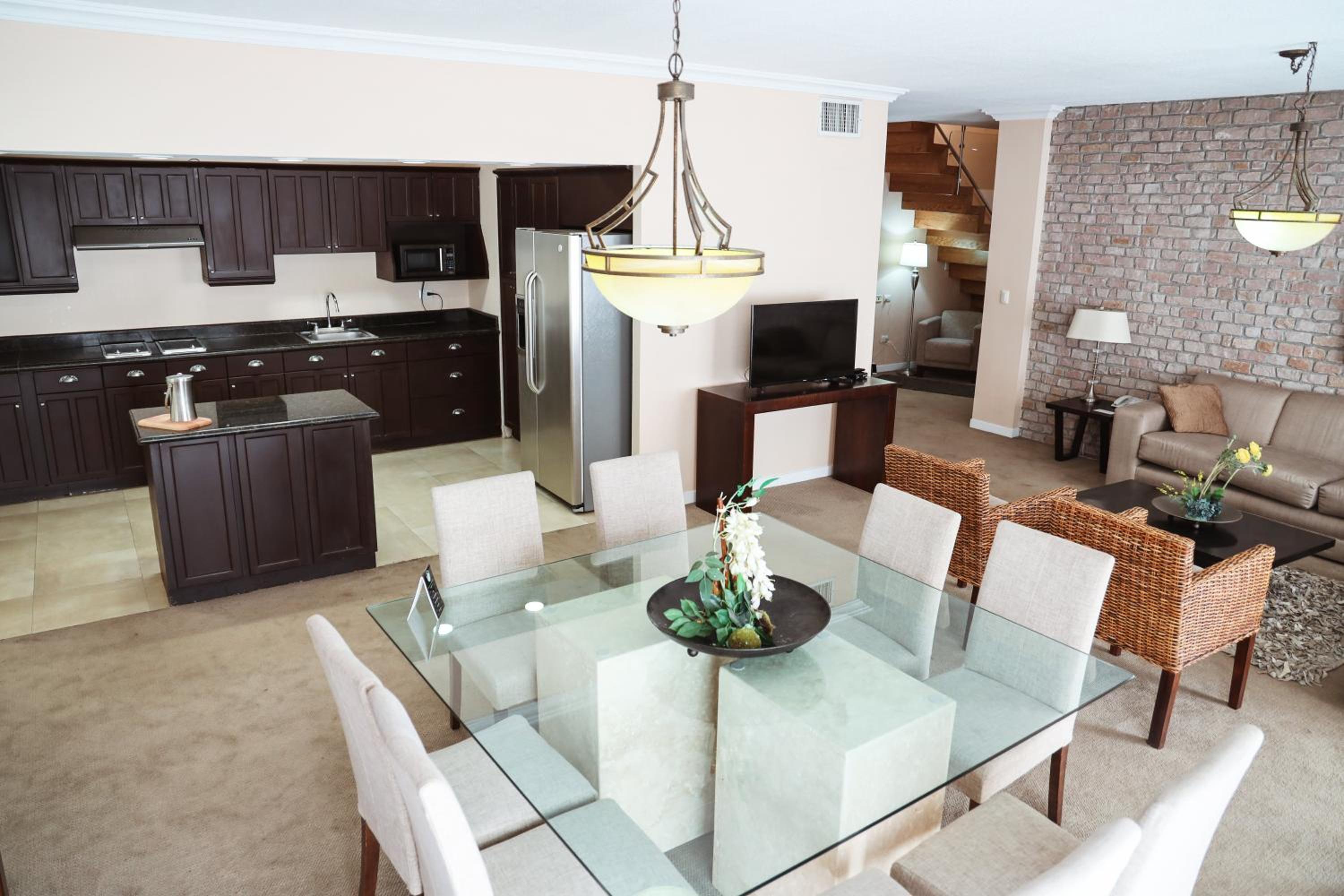 Two-Bedroom Suite with One Queen and Two Double Beds - Non-Smoking - Photo 10