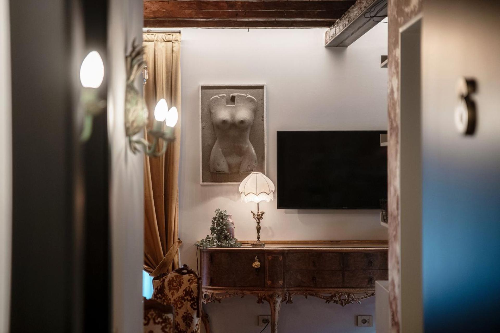 Deluxe Suite - Photo 13