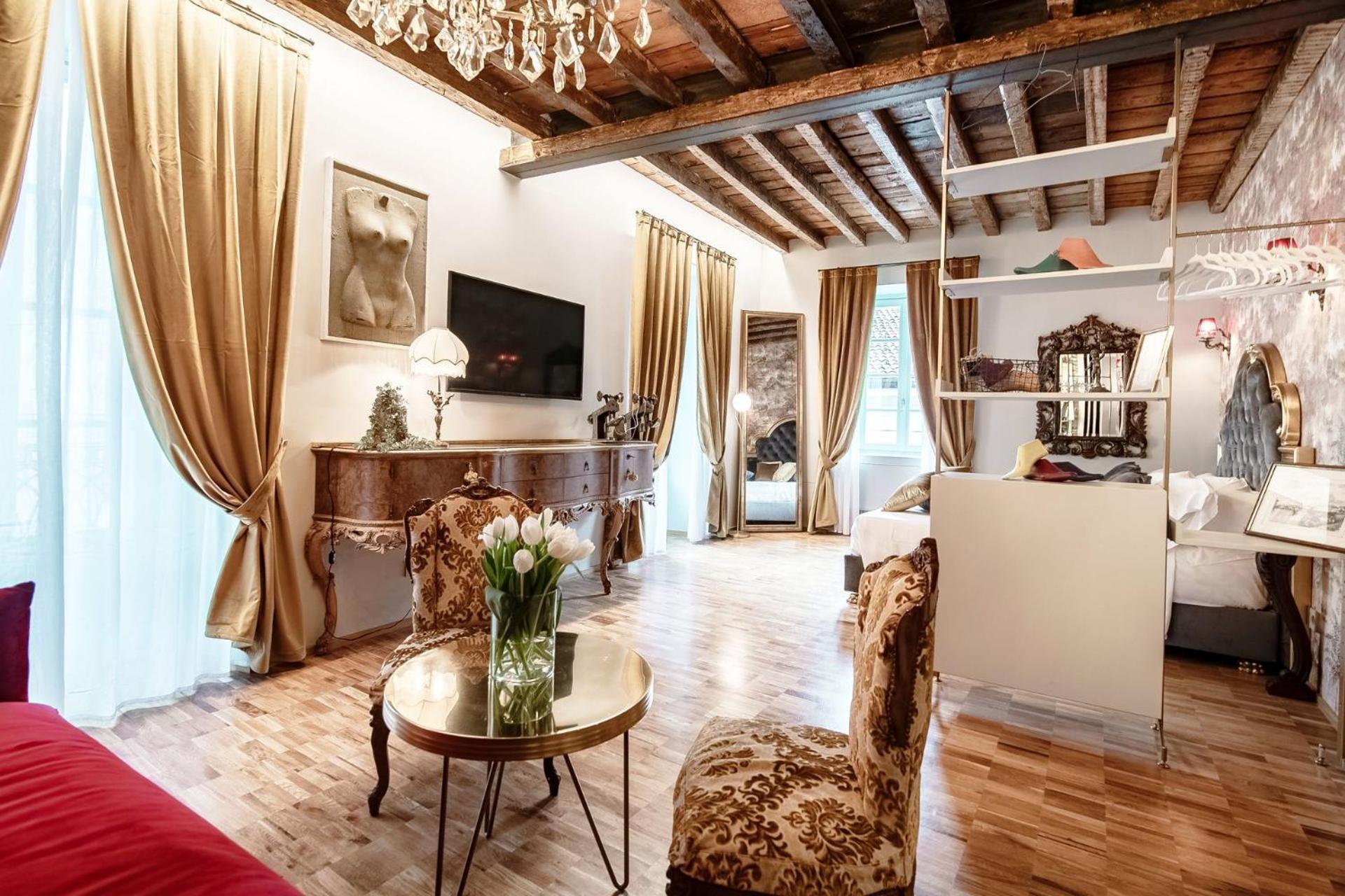 Deluxe Suite - Photo 2