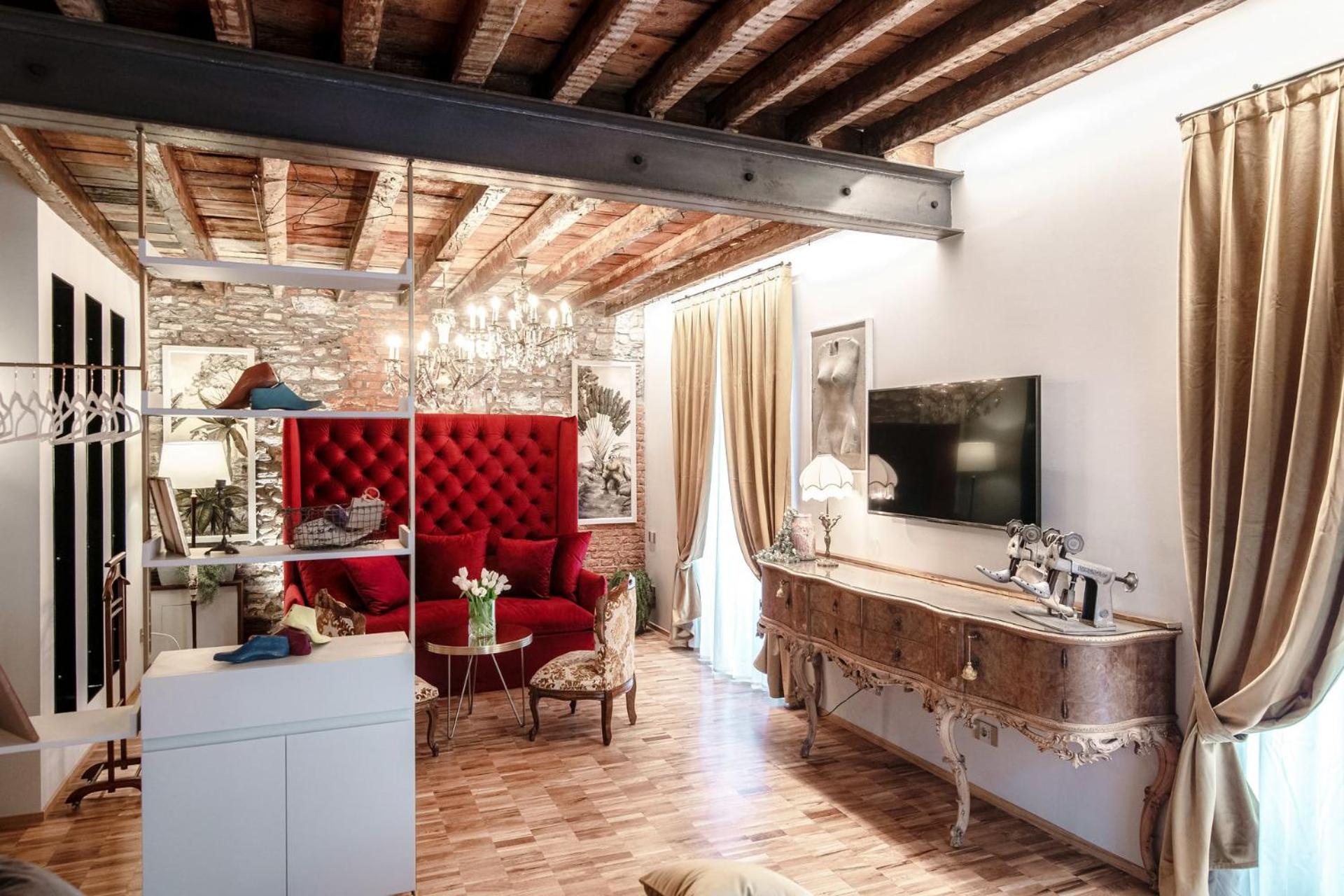 Deluxe Suite - Photo 6