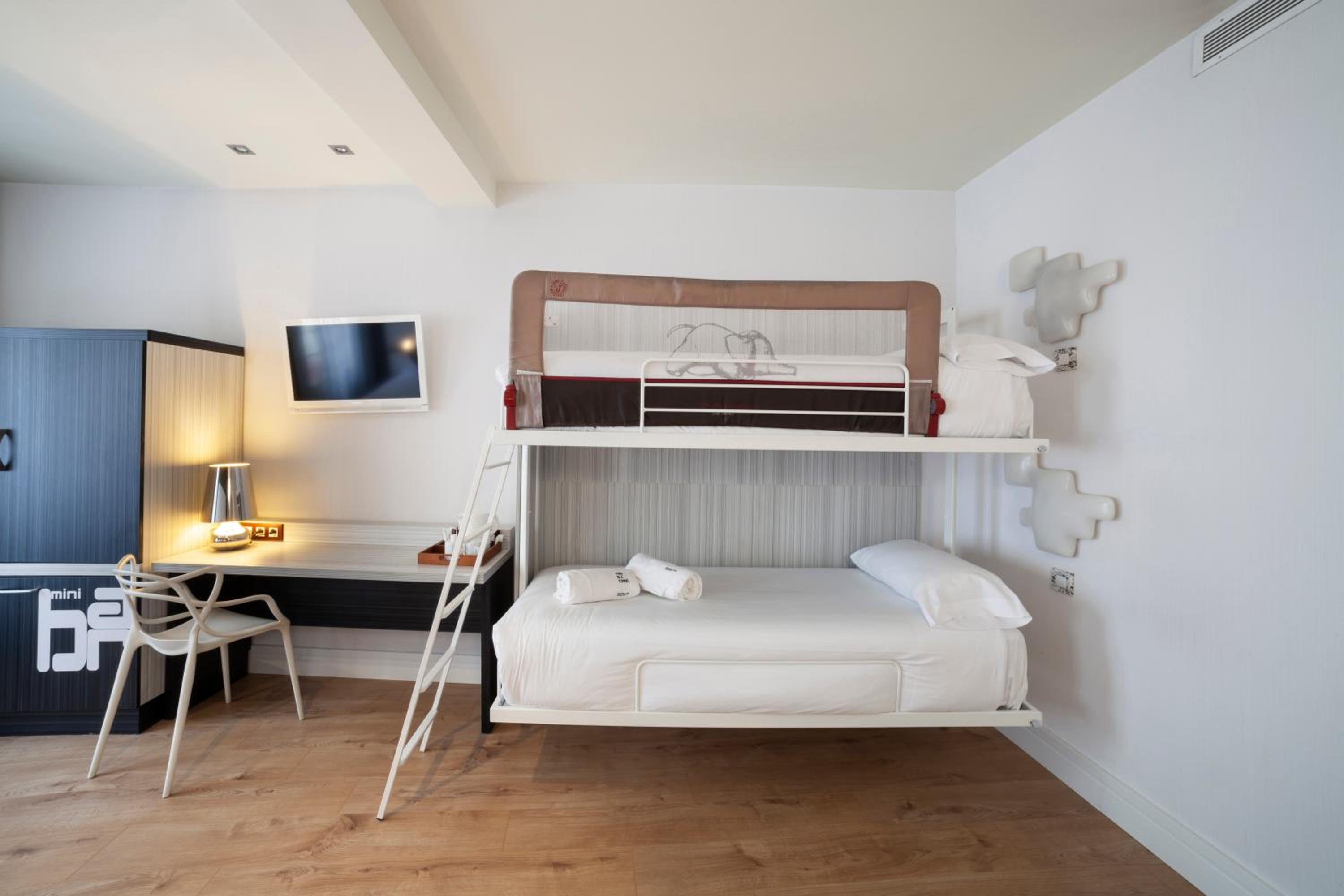 Quadruple Room (4 Adults) - Photo 2
