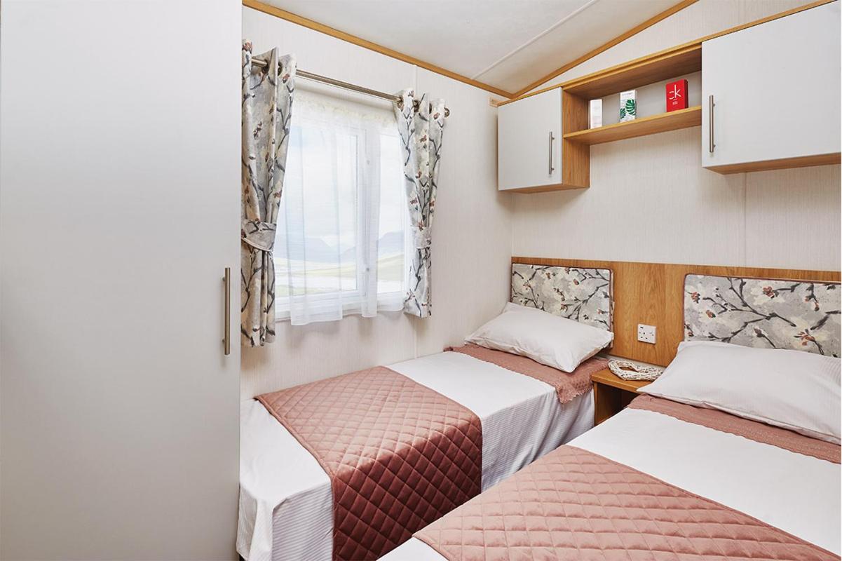 6 Berth Luxury Caravan 3 Bed photo 1