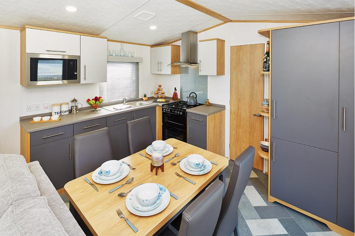 6 Berth Luxury Caravan 3 Bed photo 2