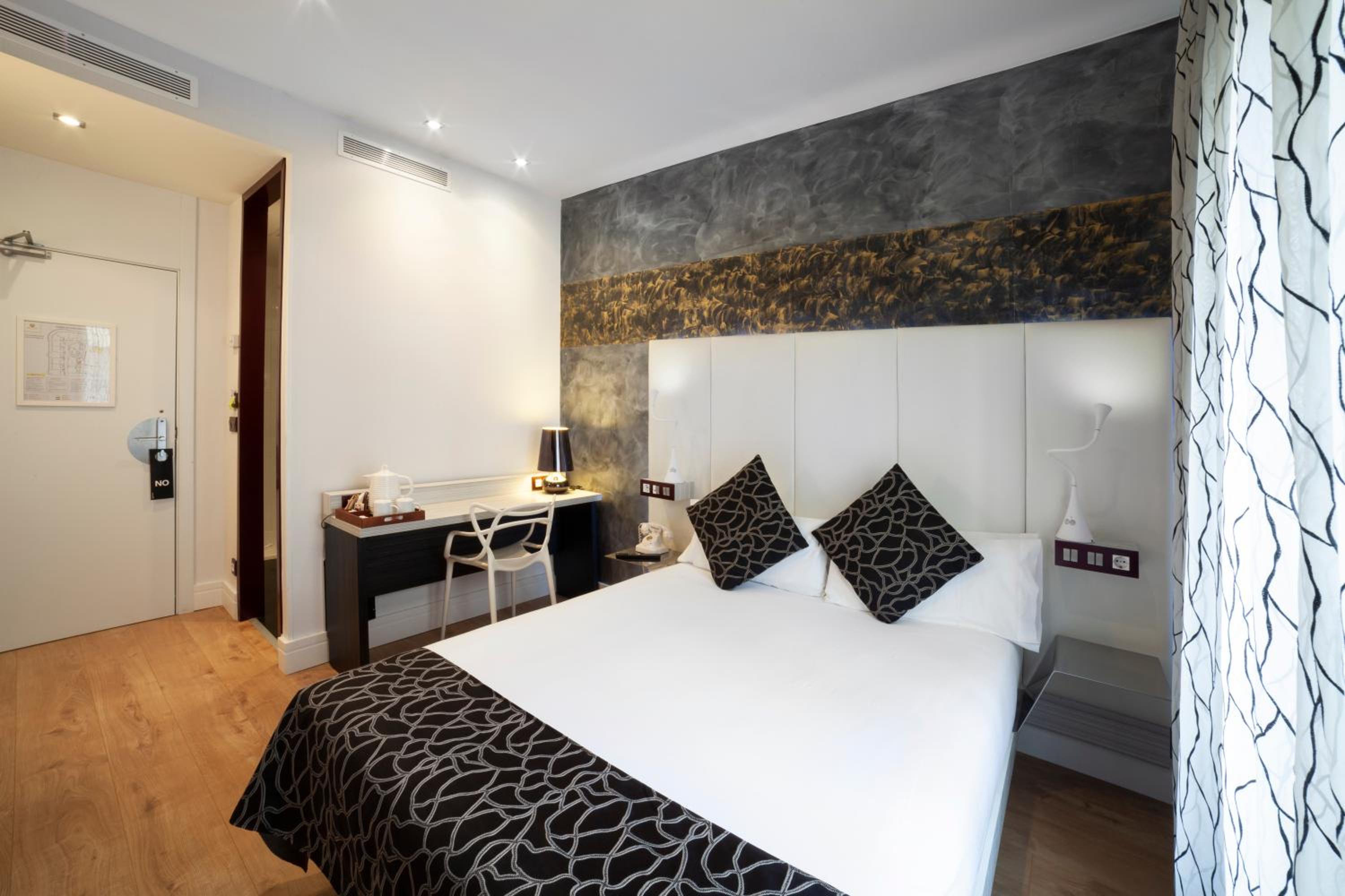 Small Double Room - Photo 1