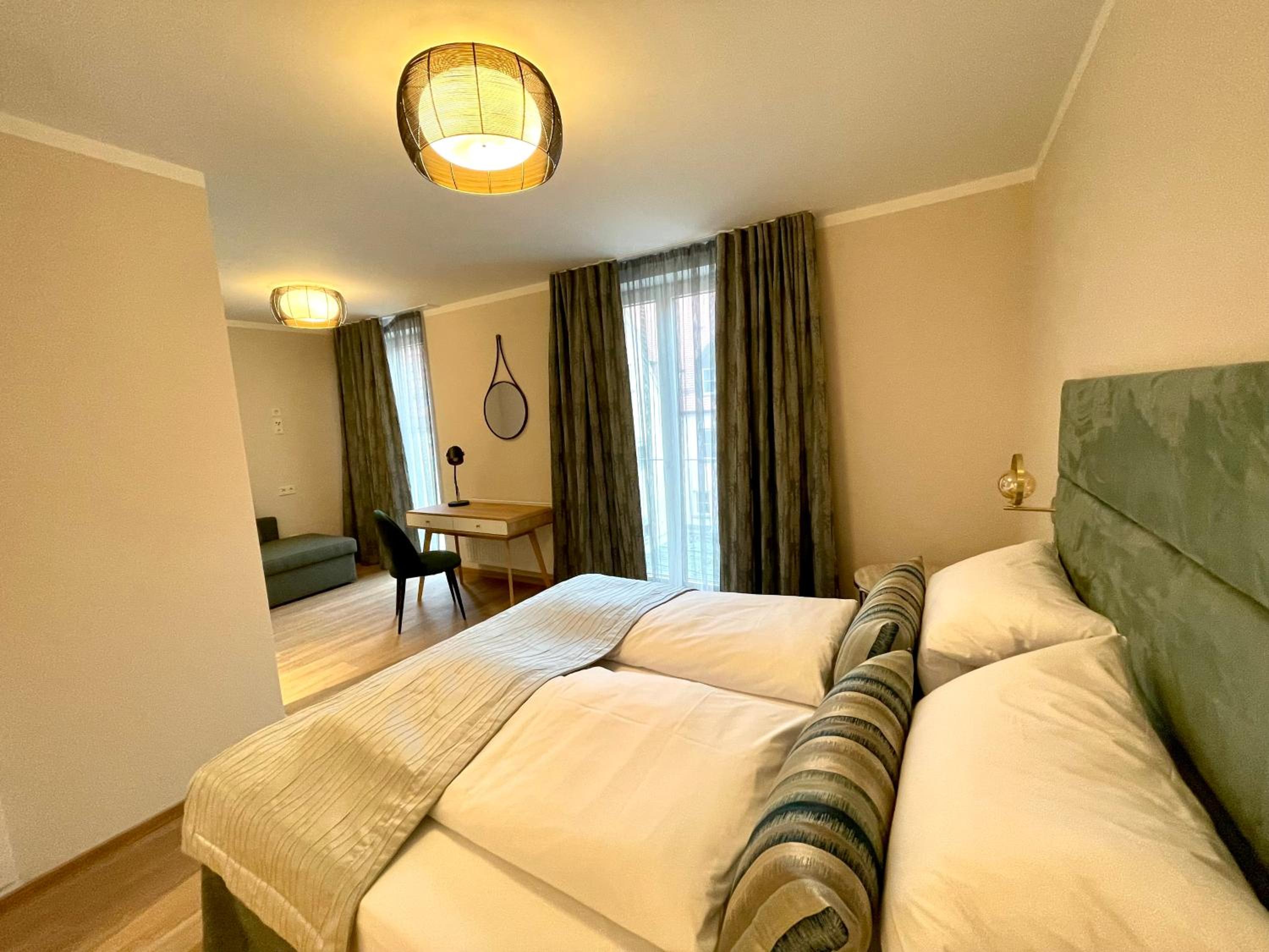 King Room with Roll-In Shower - Disability Access - Photo 2