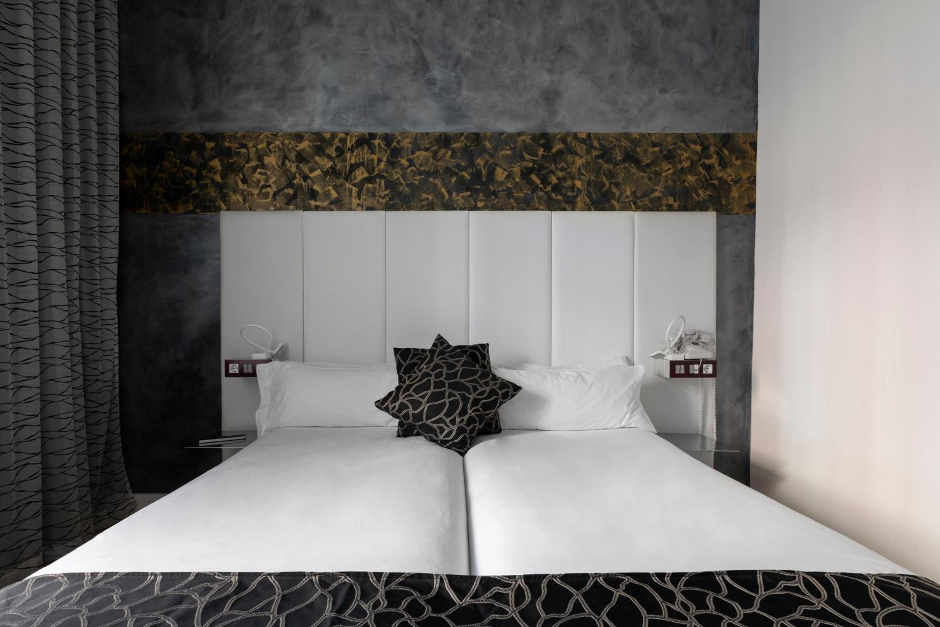 Double or Twin Room with Park View - Photo 5