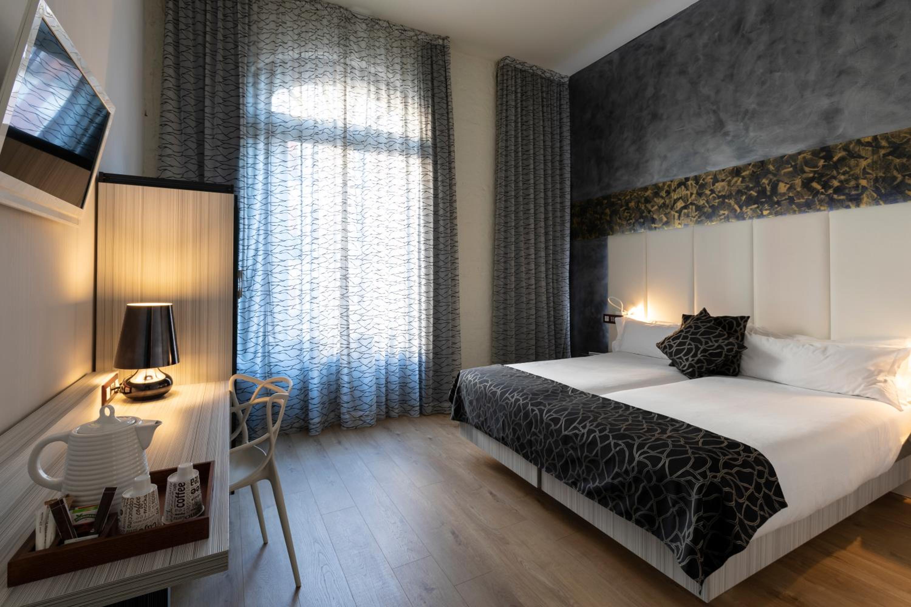 Double or Twin Room with Park View - Photo 8