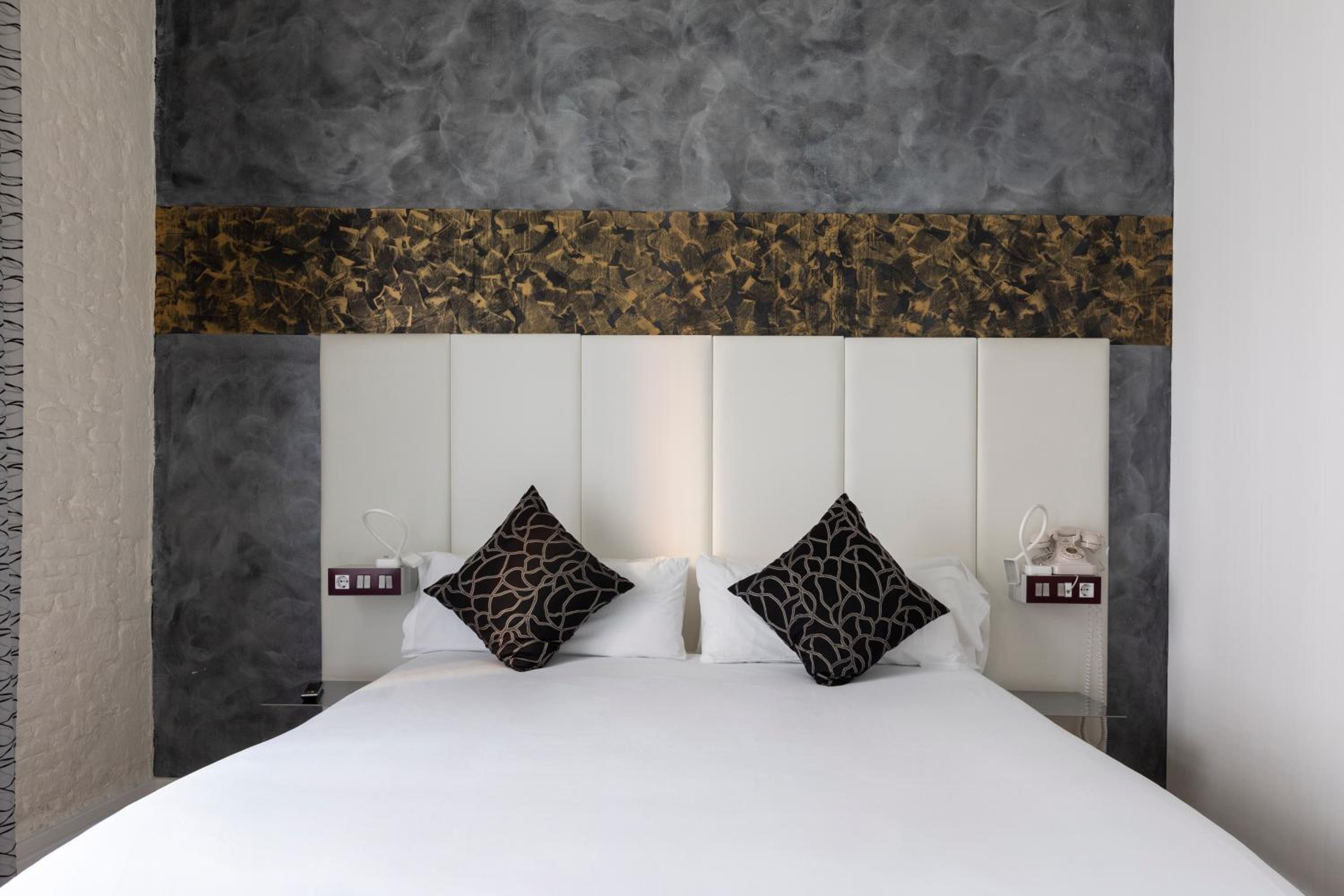 Double or Twin Room with Park View - Photo 7