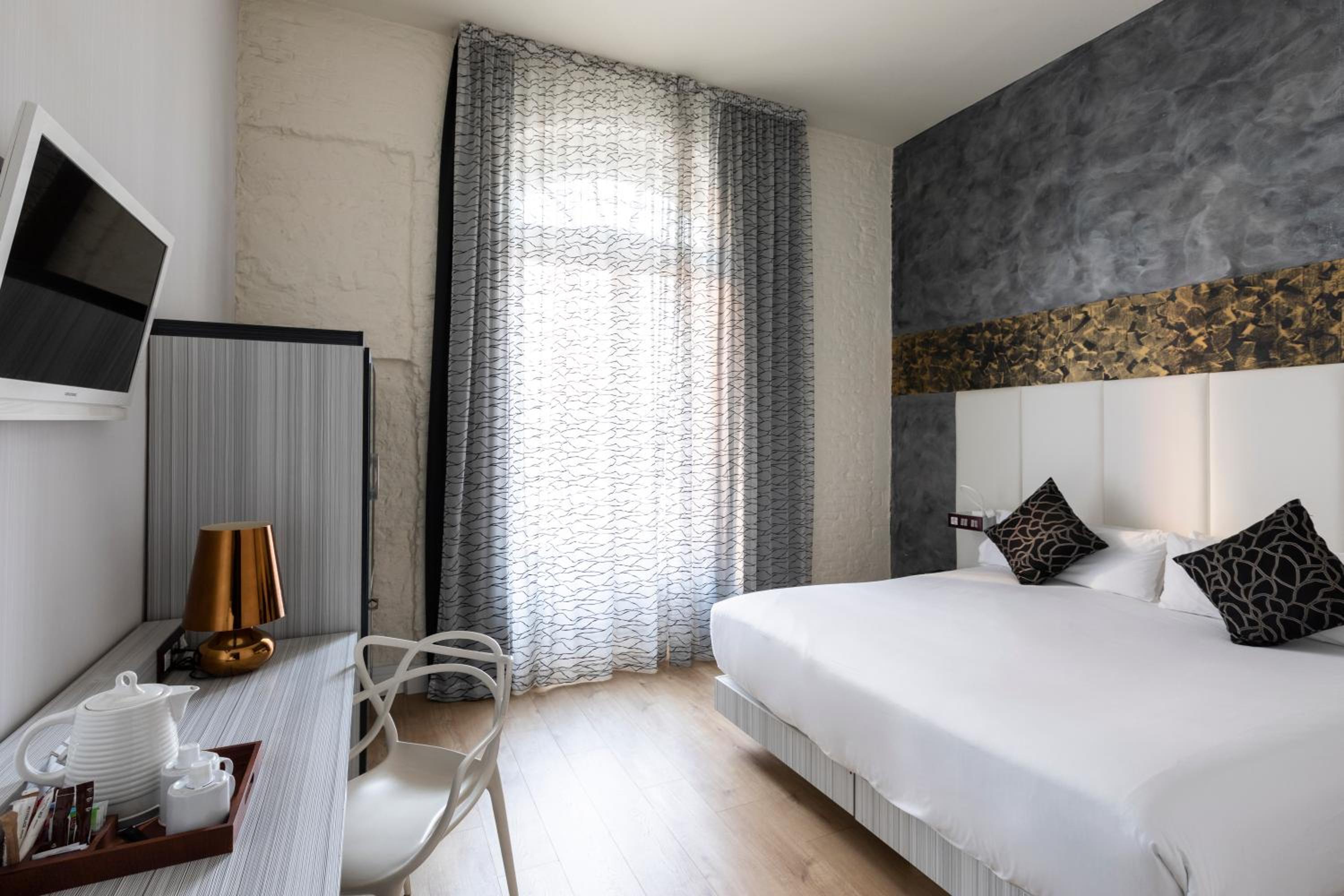 Double or Twin Room with Park View - Photo 9