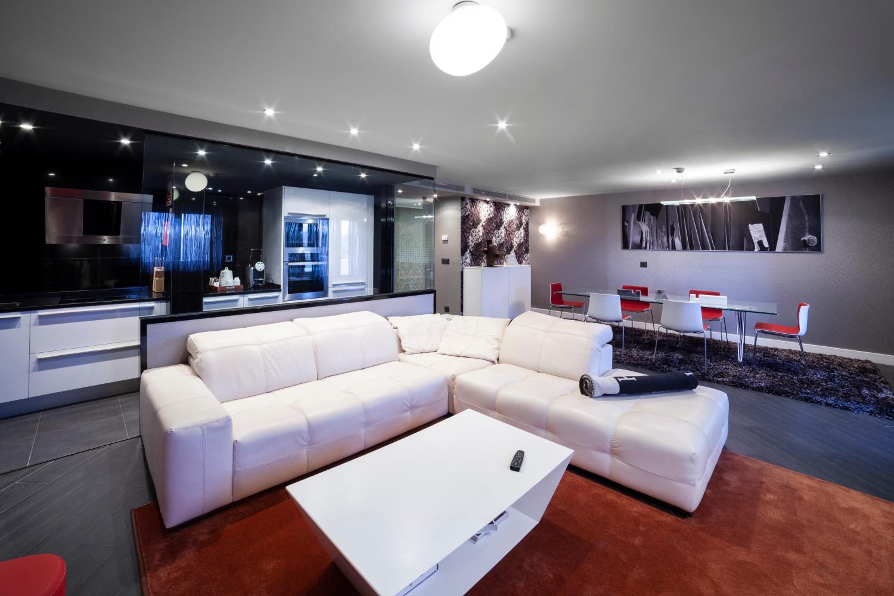 Deluxe One-Bedroom Apartment with Park View photo 2