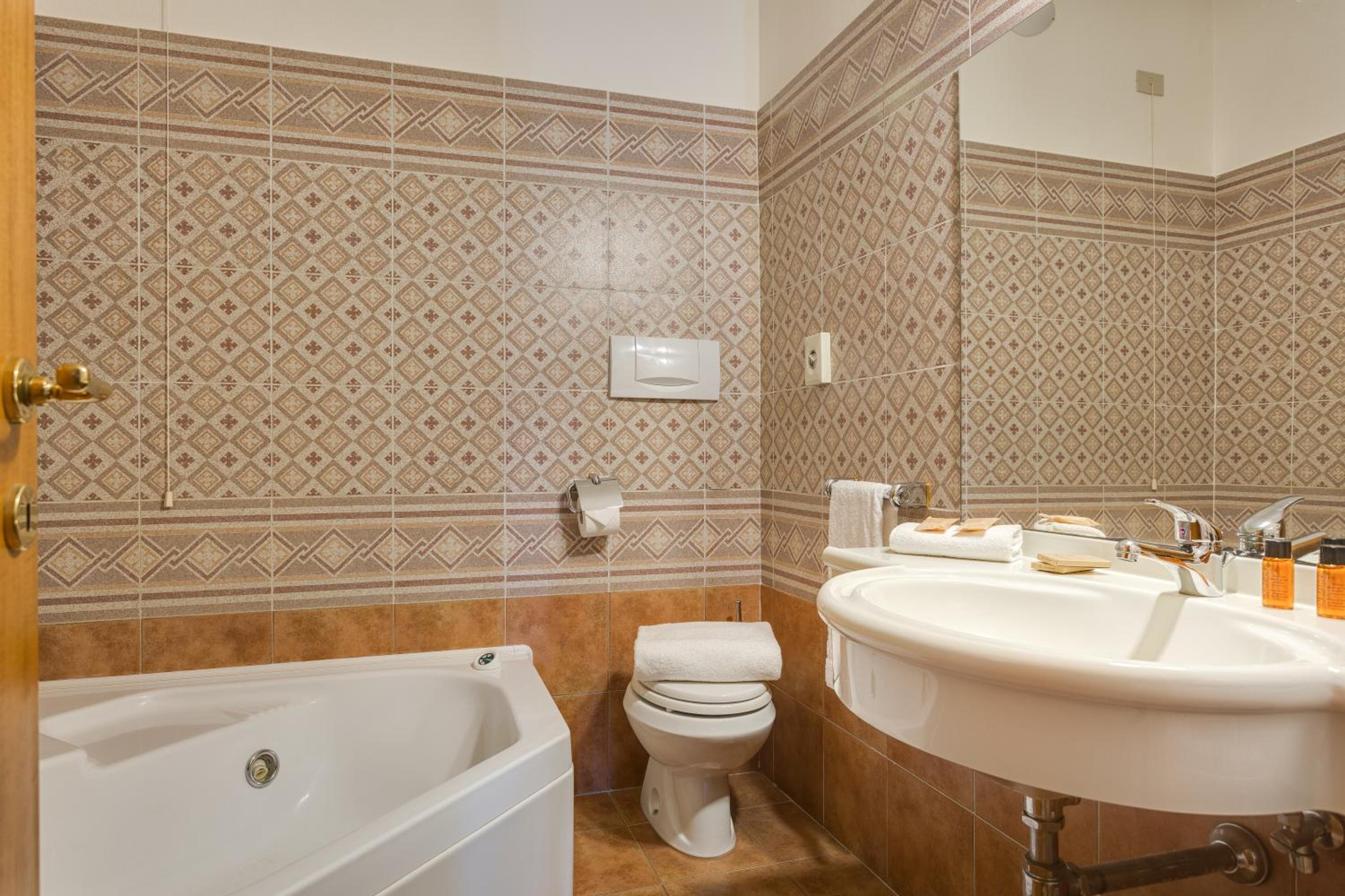 Suite - Photo 2