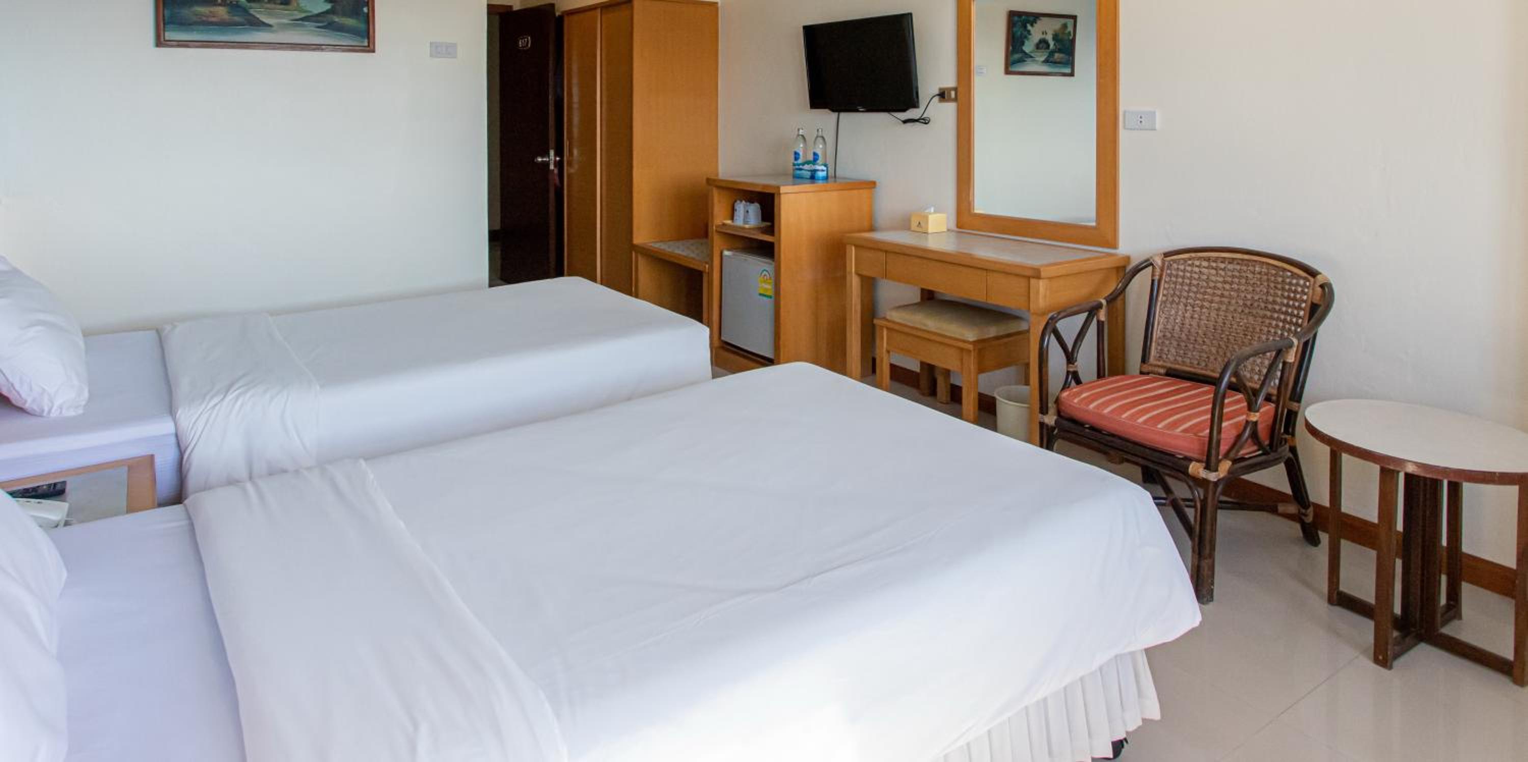 Standard Twin Room with City View - Photo 1