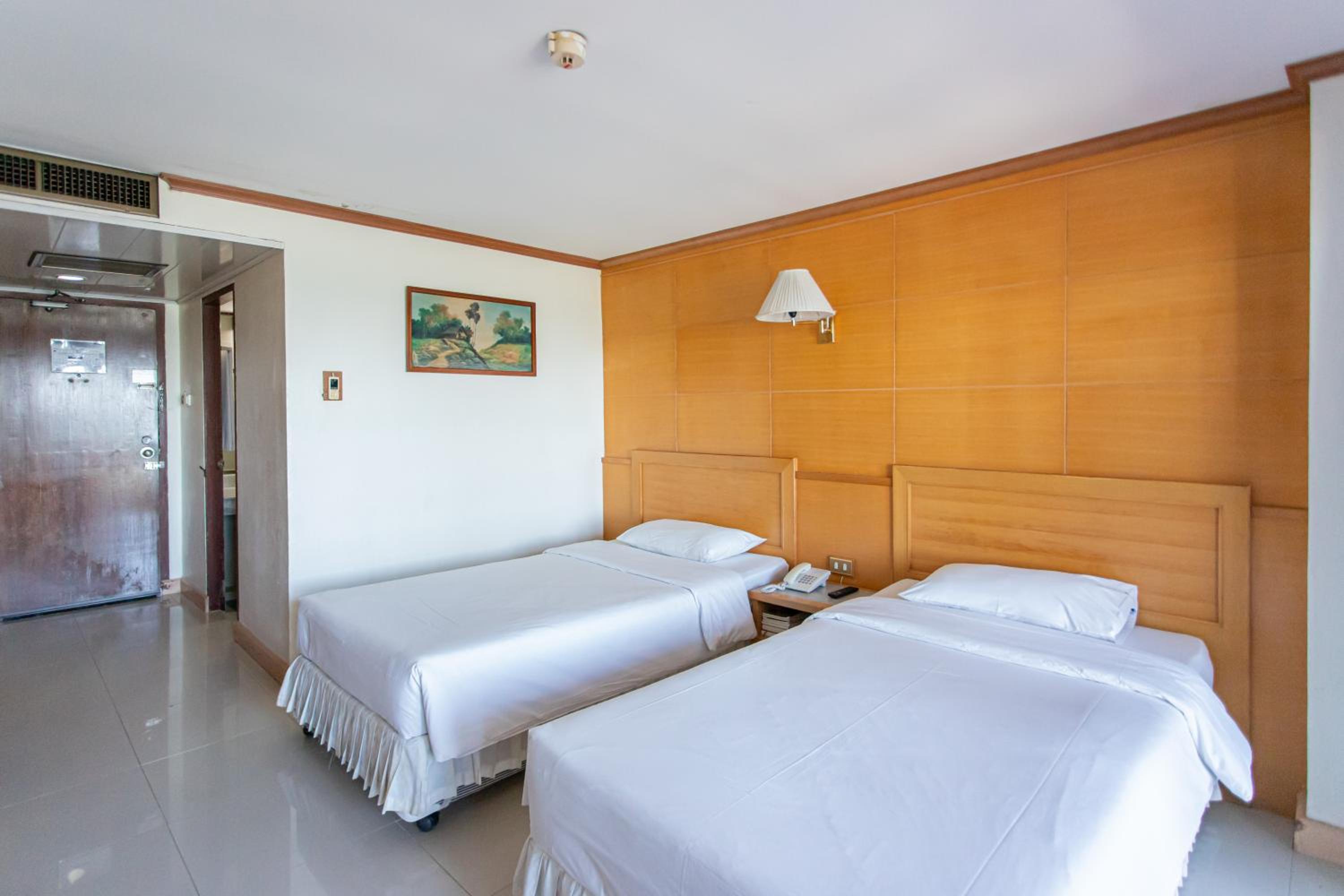Standard Twin Room with City View - Photo 2