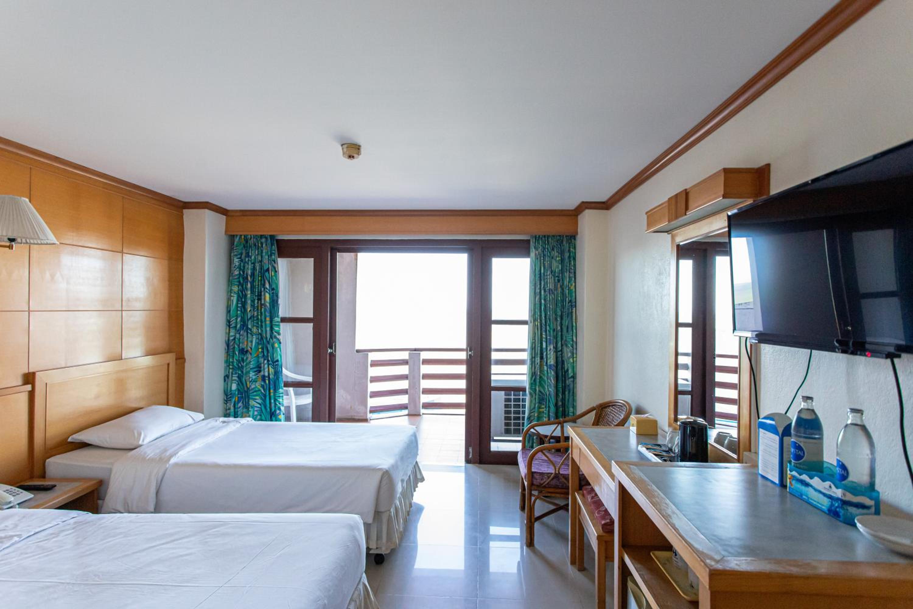 Standard Twin Room with Sea View - Photo 6