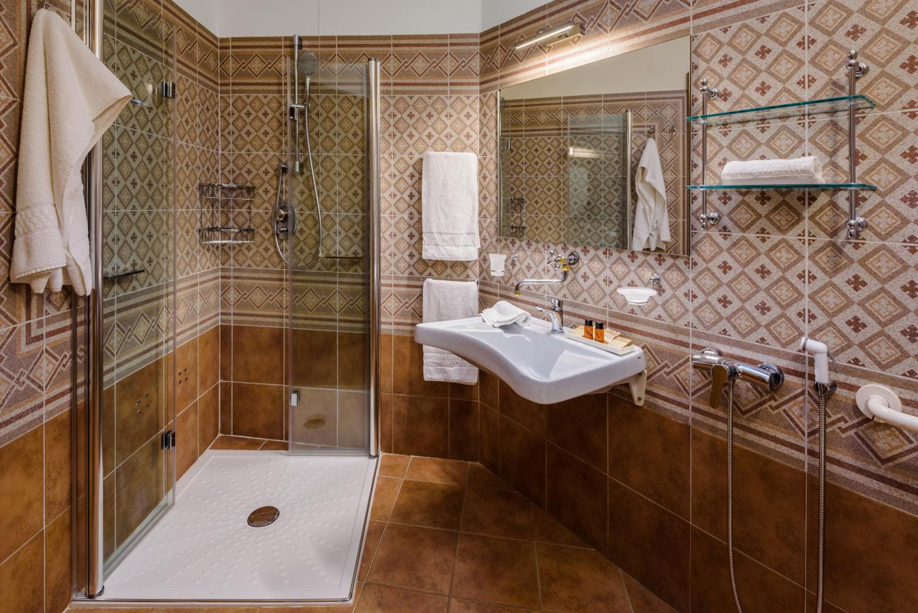 Double or Twin Room - Photo 4