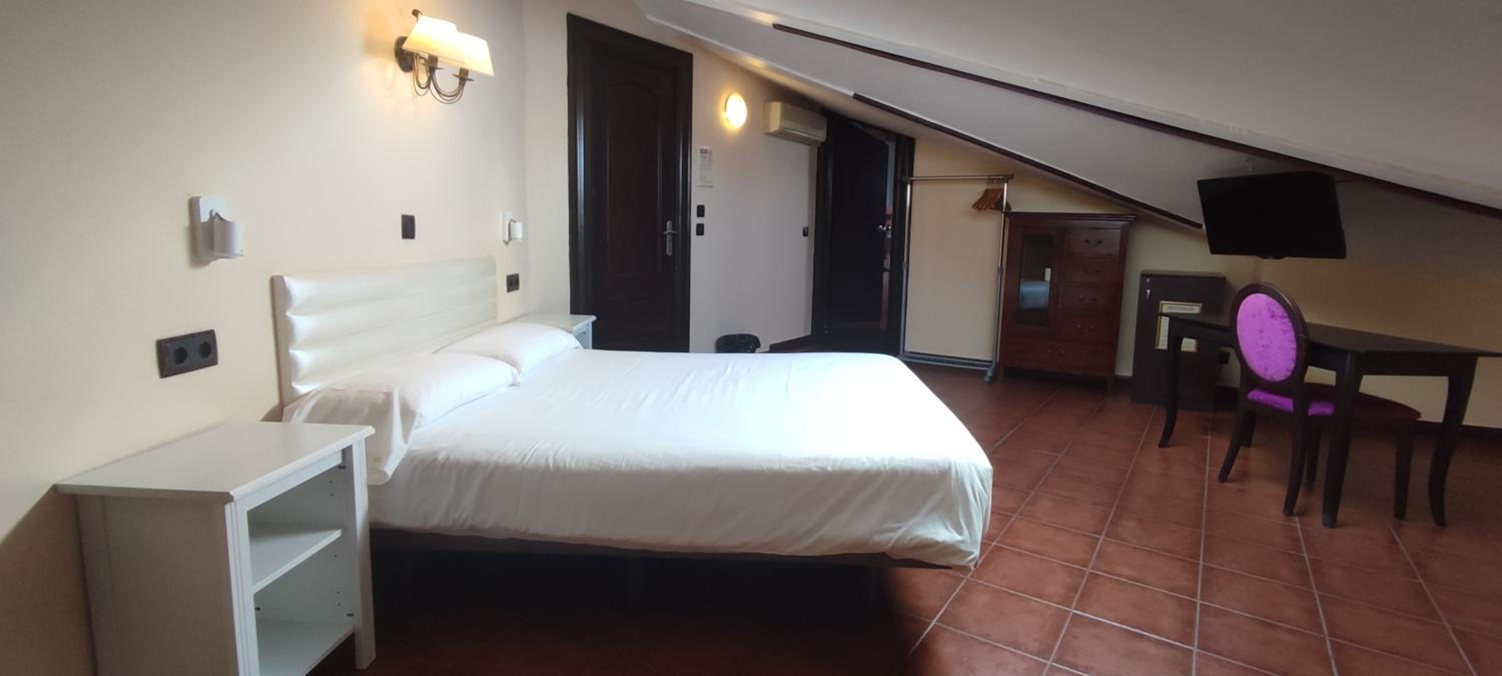 Double Room with Bathtub - Photo 1