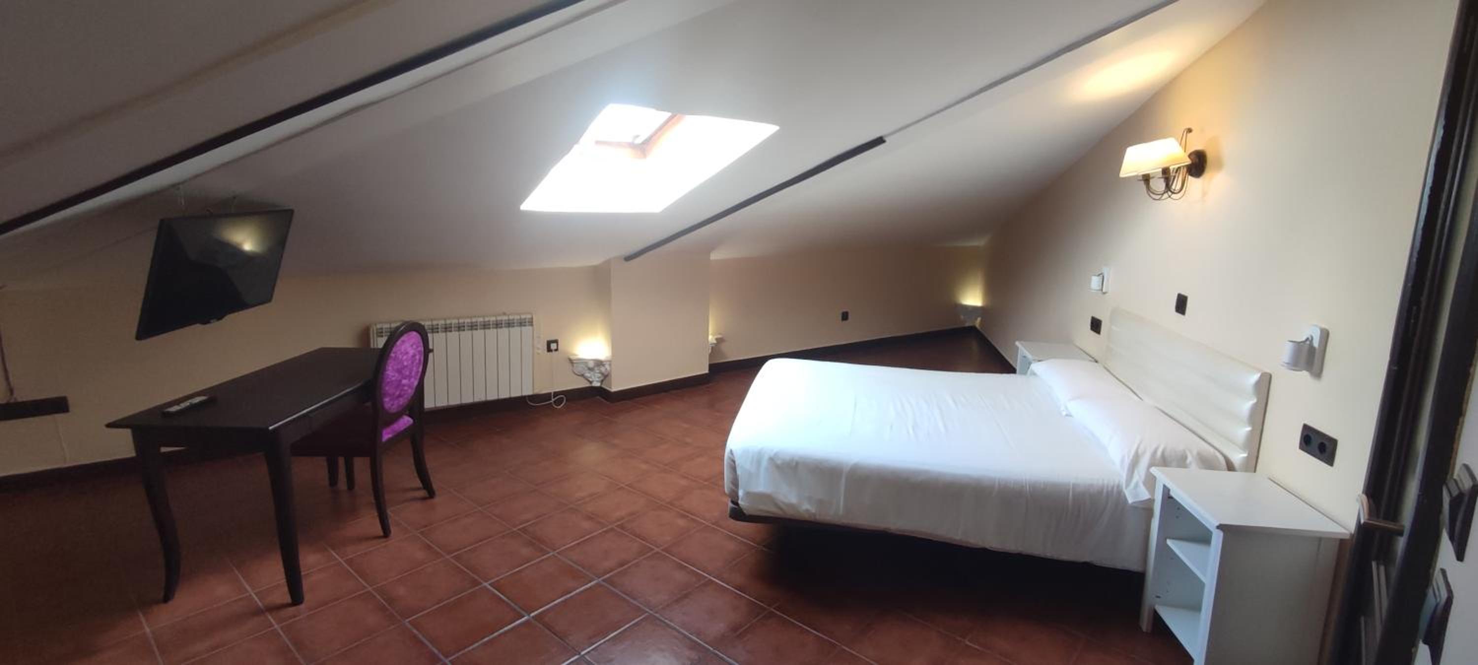 Double Room with Bathtub - Photo 2