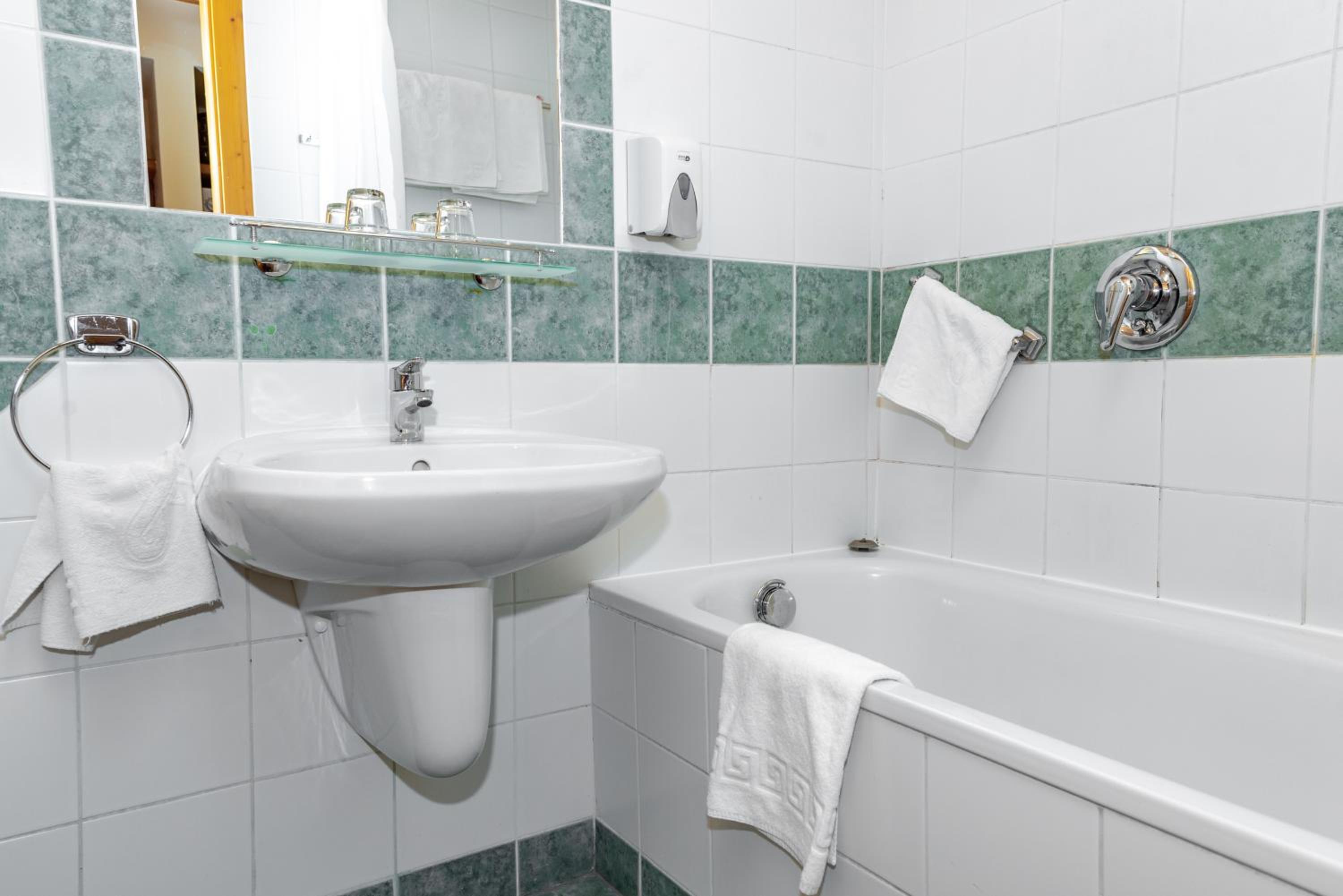 Standard Double Room - Photo 8